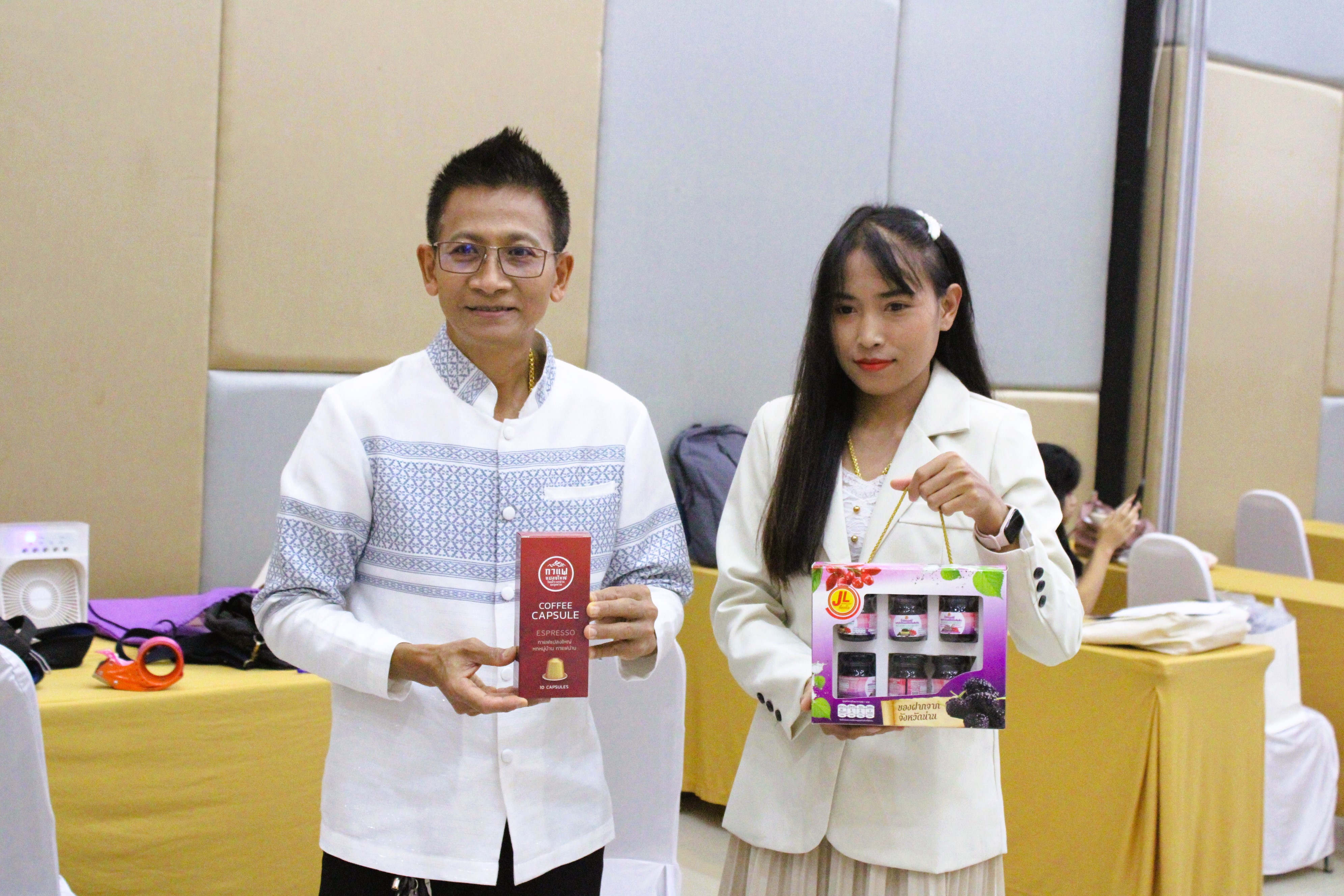 พช.น่าน ส่งมอบบรรจุภัณฑ์ โครงการพัฒนาผลิตภัณฑ์ OTOP น่าน สู่สากล หนุนชุมชนพัฒนาสินค้าพื้นถิ่นให้ก้าวไกล