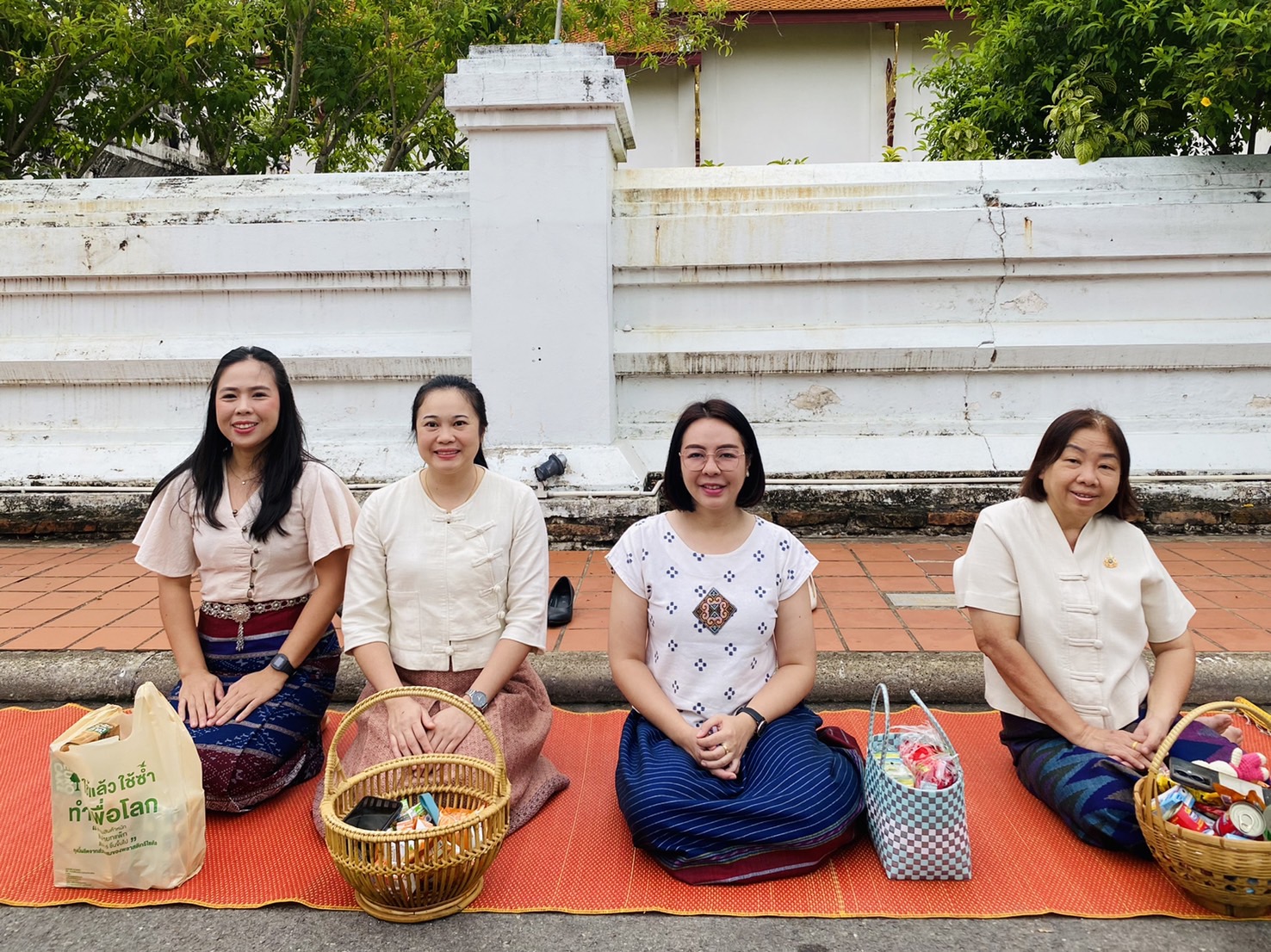 พช.น่าน ร่วมกิจกรรมตักบาตรเติมบุญ หน้าคุ้มหลวงนครน่าน ตามโครงการส่งเสริมการท่องเที่ยวของจังหวัดขับเคลื่อนเมืองเก่าน่าน สู่เมืองมรดกโลก