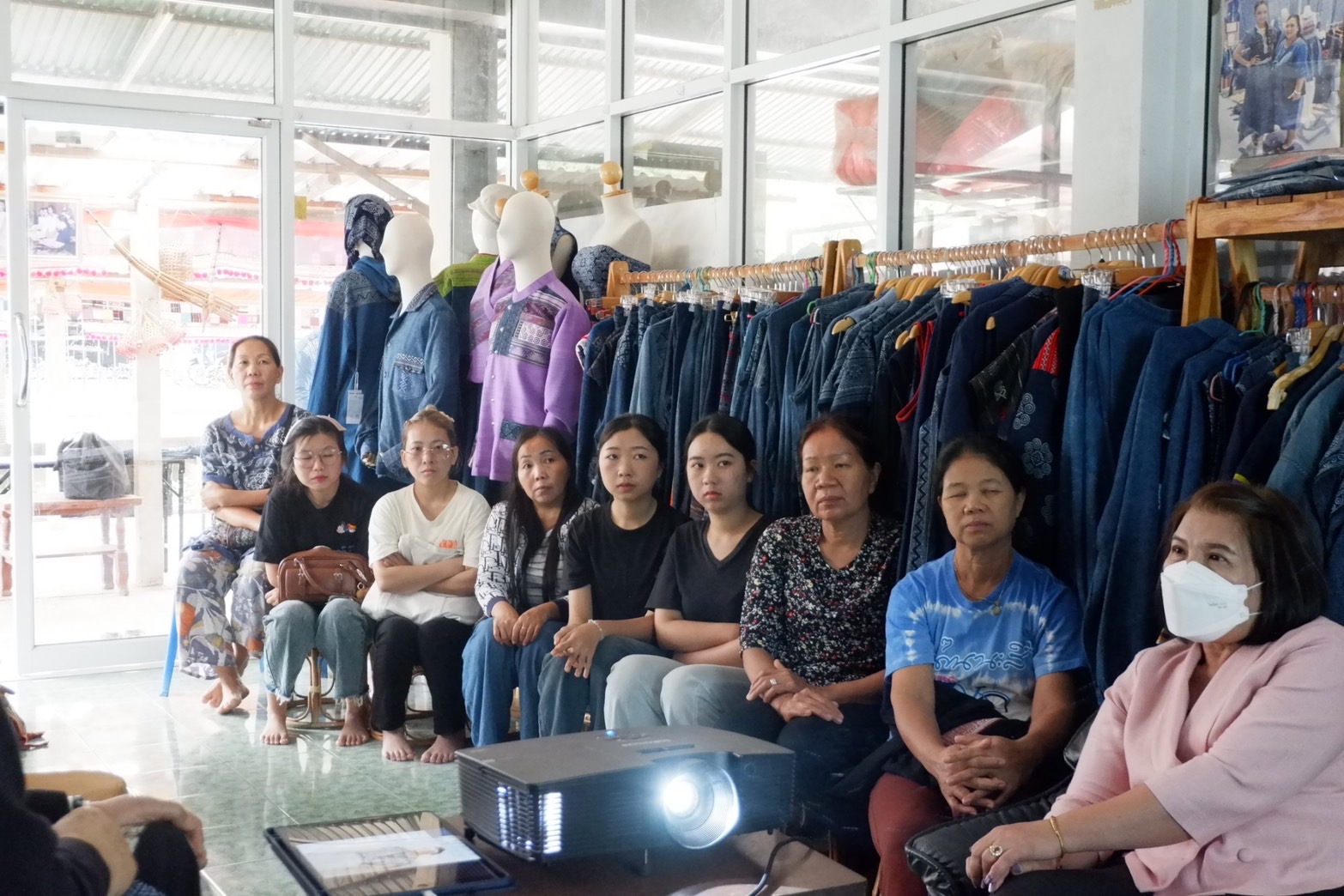พช.น่าน ลงพื้นที่เตรียมความพร้อม “โครงการส่งเสริมและพัฒนาผ้าน่าน” ขับเคลื่อนผ้าทอพื้นถิ่นสู่มาตรฐานและมูลค่าเพิ่ม