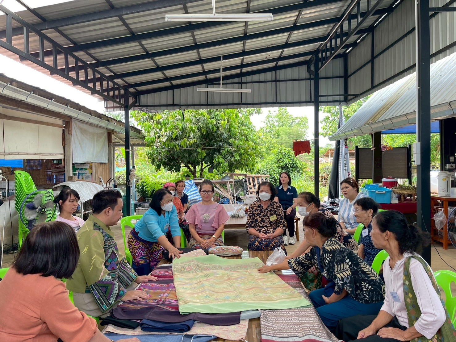 พช.น่าน ลงพื้นที่เตรียมความพร้อม “โครงการส่งเสริมและพัฒนาผ้าน่าน” ขับเคลื่อนผ้าทอพื้นถิ่นสู่มาตรฐานและมูลค่าเพิ่ม