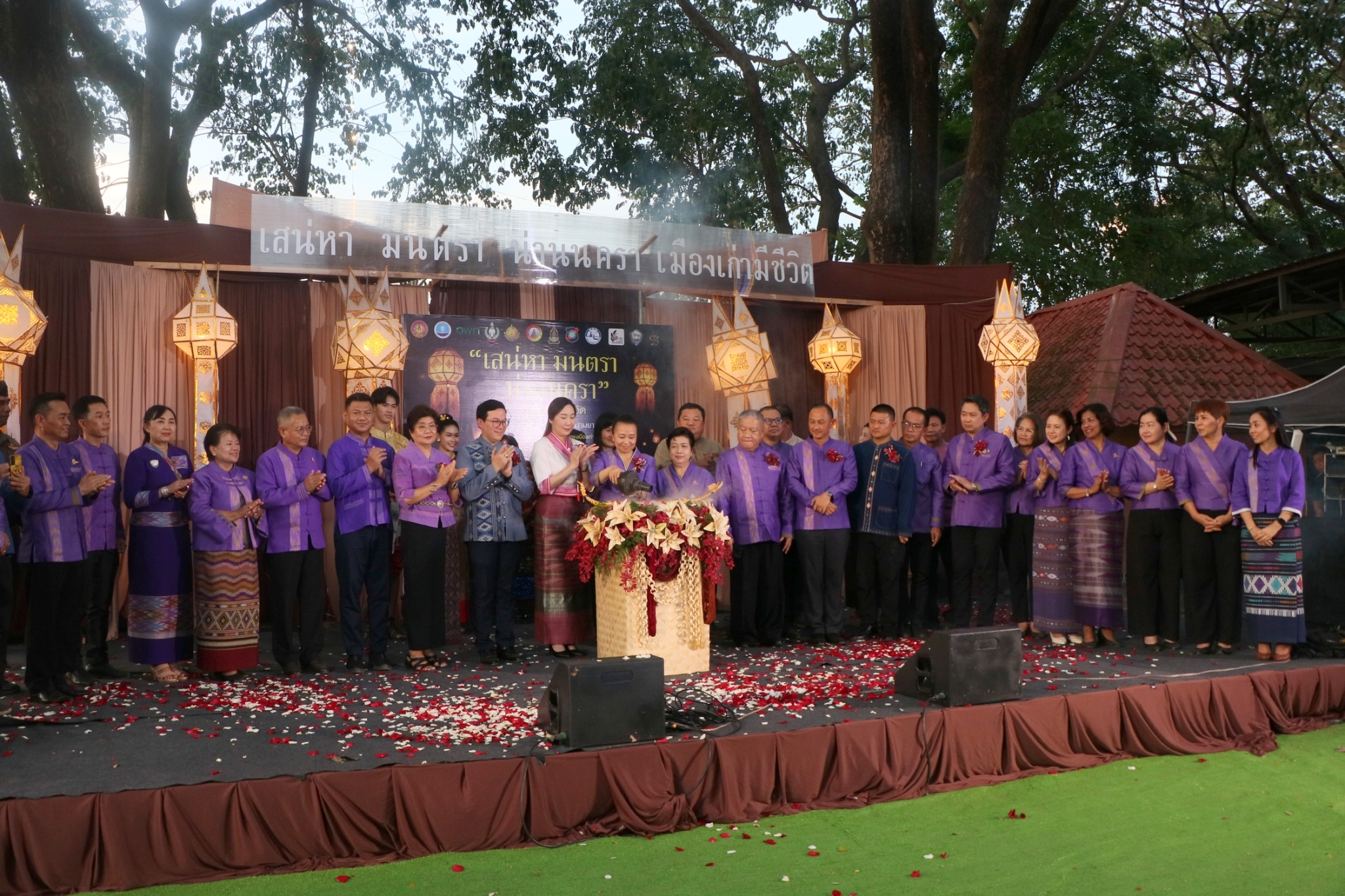 พช.น่าน ร่วมเปิดงาน “เสน่หา มนตรา น่านนครา” เทศกาลประดับไฟกลางเมืองเก่า จุดประกายเสน่ห์น่านยามค่ำคืน