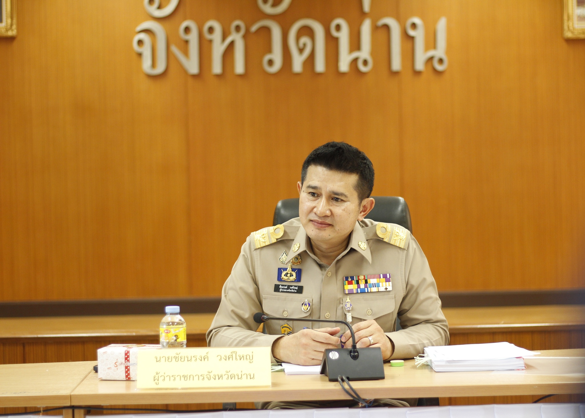 จังหวัดน่าน เดินหน้าแก้ไขปัญหายาเสพติดอย่างต่อเนื่อง ผู้ว่าฯ น่าน สั่งการทุกภาคส่วนเร่งรัดติดตามผลการปฏิบัติงาน