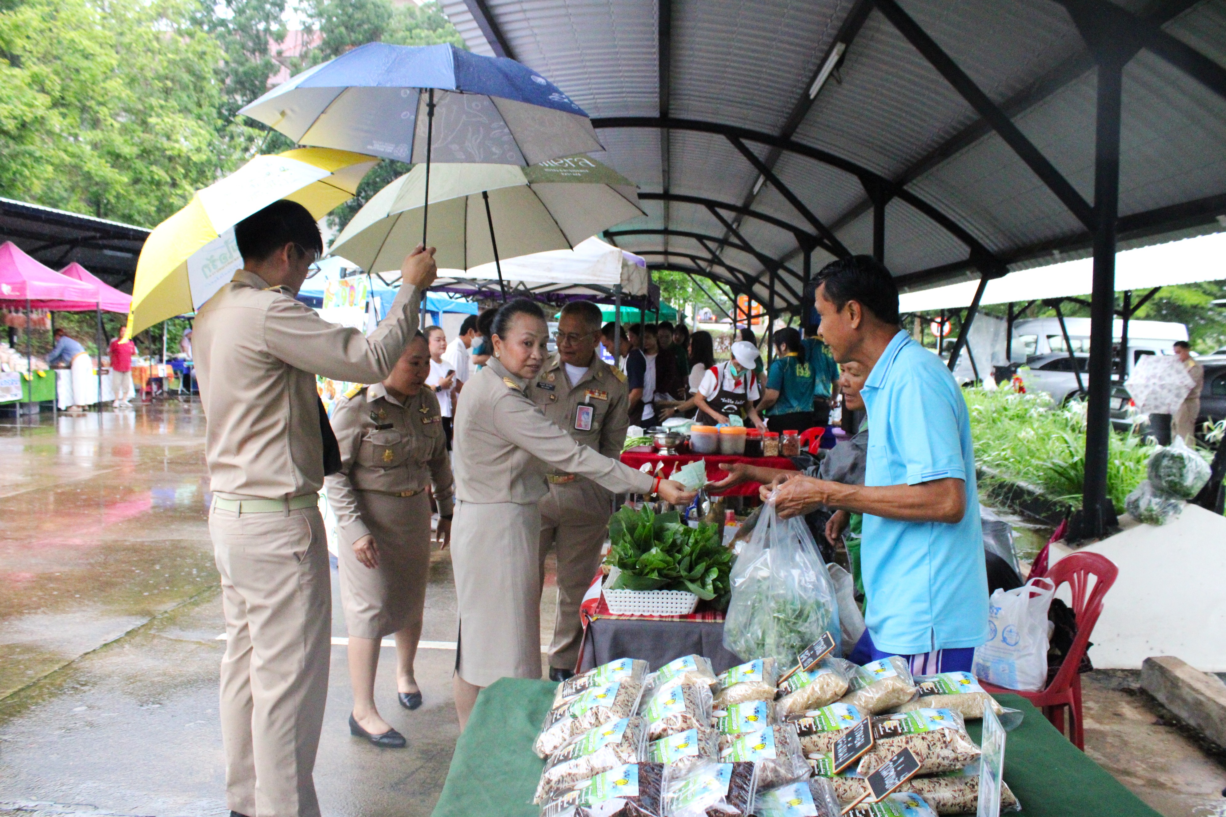 รองผู้ว่าราชการจังหวัดน่าน เชิญชวนร่วมงาน “กาดม่วนเมือง ศาลากลาง ครั้งที่ 11” หนุนเศรษฐกิจฐานราก ชูทุนวัฒนธรรมสู่มูลค่าเศรษฐกิจ