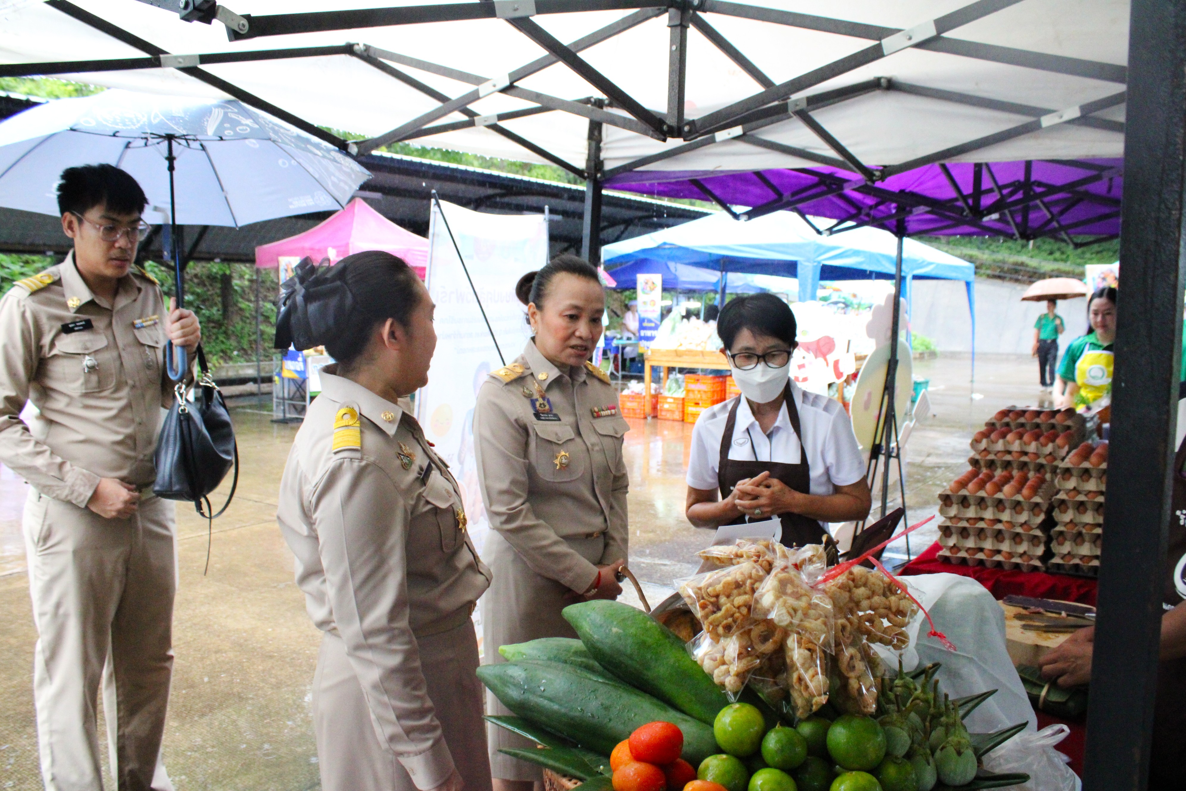 รองผู้ว่าราชการจังหวัดน่าน เชิญชวนร่วมงาน “กาดม่วนเมือง ศาลากลาง ครั้งที่ 11” หนุนเศรษฐกิจฐานราก ชูทุนวัฒนธรรมสู่มูลค่าเศรษฐกิจ