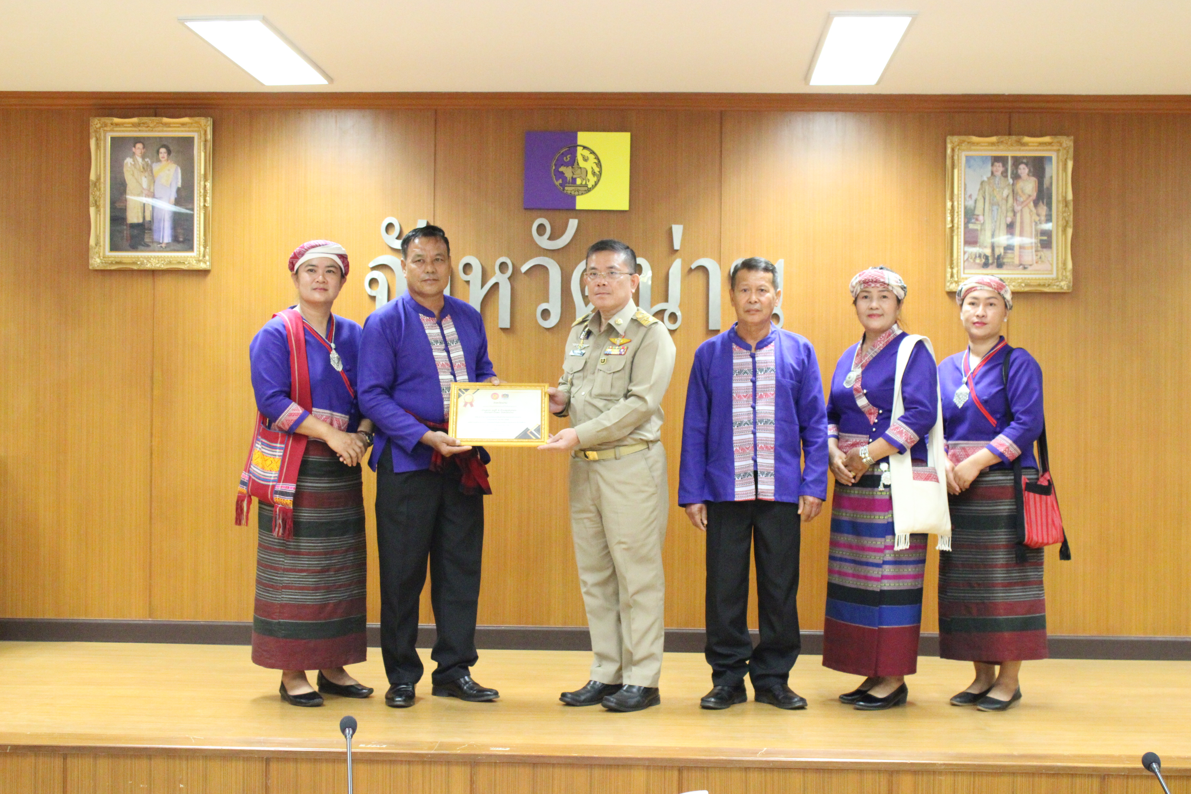จังหวัดน่าน มอบประกาศนียบัตรเชิดชูเกียรติ “บ้านฮวก” หมู่บ้านต้นแบบสร้างความมั่นคงทางอาหารประจำปี 2568