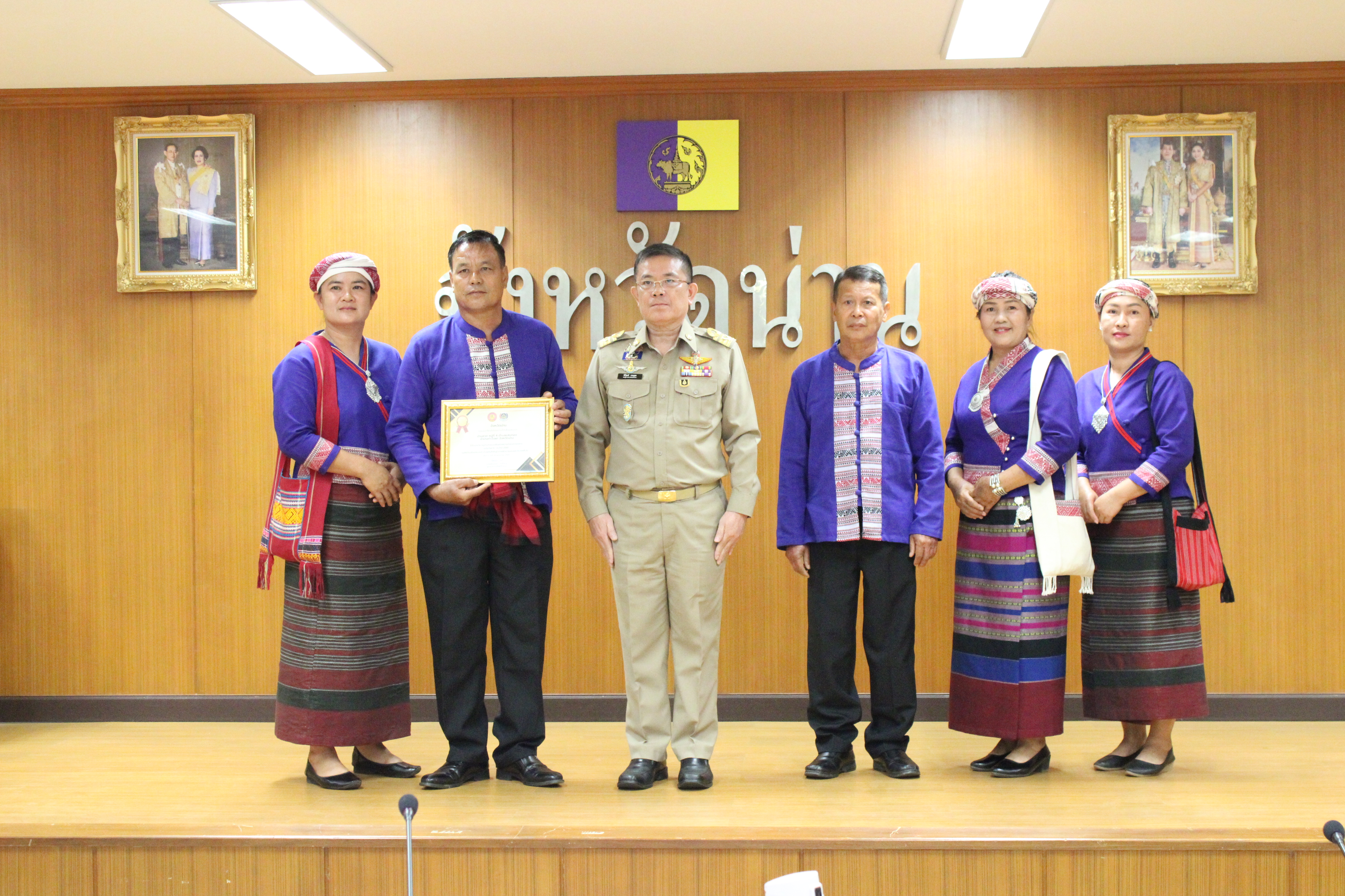 จังหวัดน่าน มอบประกาศนียบัตรเชิดชูเกียรติ “บ้านฮวก” หมู่บ้านต้นแบบสร้างความมั่นคงทางอาหารประจำปี 2568