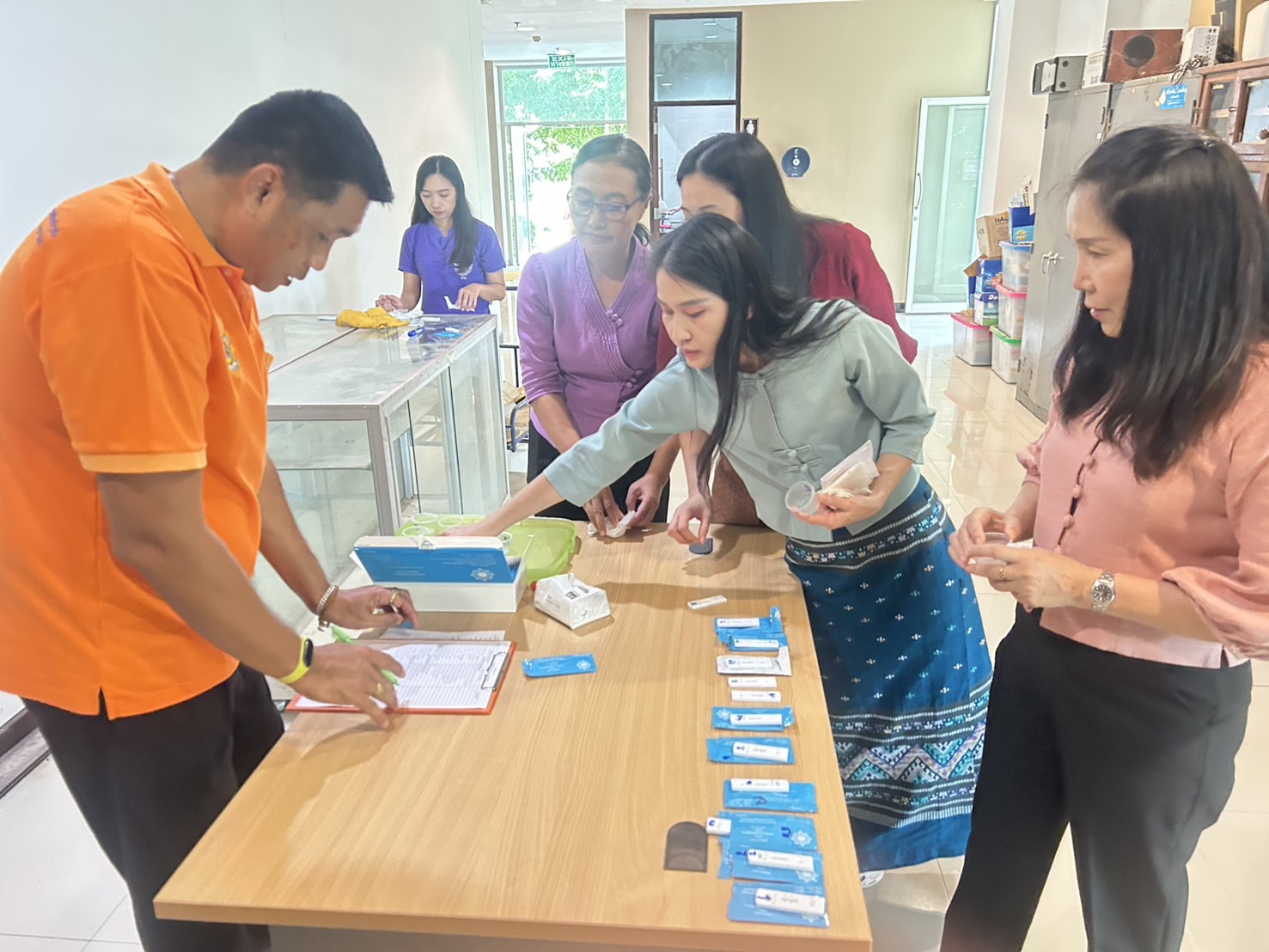 พัฒนาการจังหวัดน่าน นำทีมข้าราชการพัฒนาชุมชนตรวจหาสารเสพติด ตามโครงการ “มหาดไทยสีขาว สร้างพื้นที่ปลอดภัย หยุดยั้งยาเสพติด” (Safe Zone No Drugs)