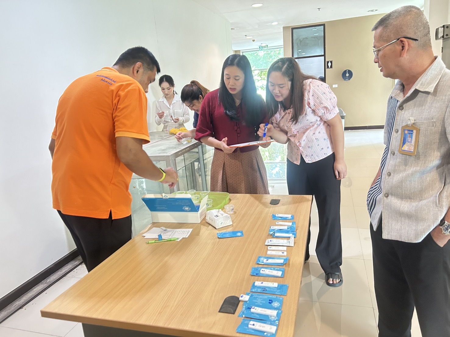 พัฒนาการจังหวัดน่าน นำทีมข้าราชการพัฒนาชุมชนตรวจหาสารเสพติด ตามโครงการ “มหาดไทยสีขาว สร้างพื้นที่ปลอดภัย หยุดยั้งยาเสพติด” (Safe Zone No Drugs)