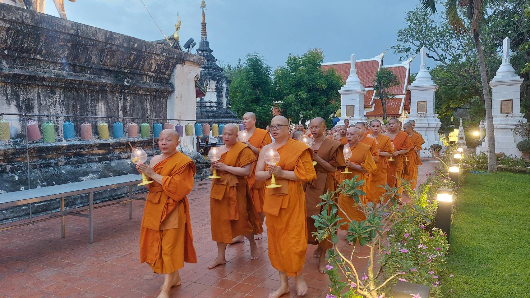 พช.น่าน ร่วมพิธีเจริญพุทธมนต์ เวียนเทียน เนื่องในวันอาสาฬหบูชาและวันเข้าพรรษา ประจำปี 2568
