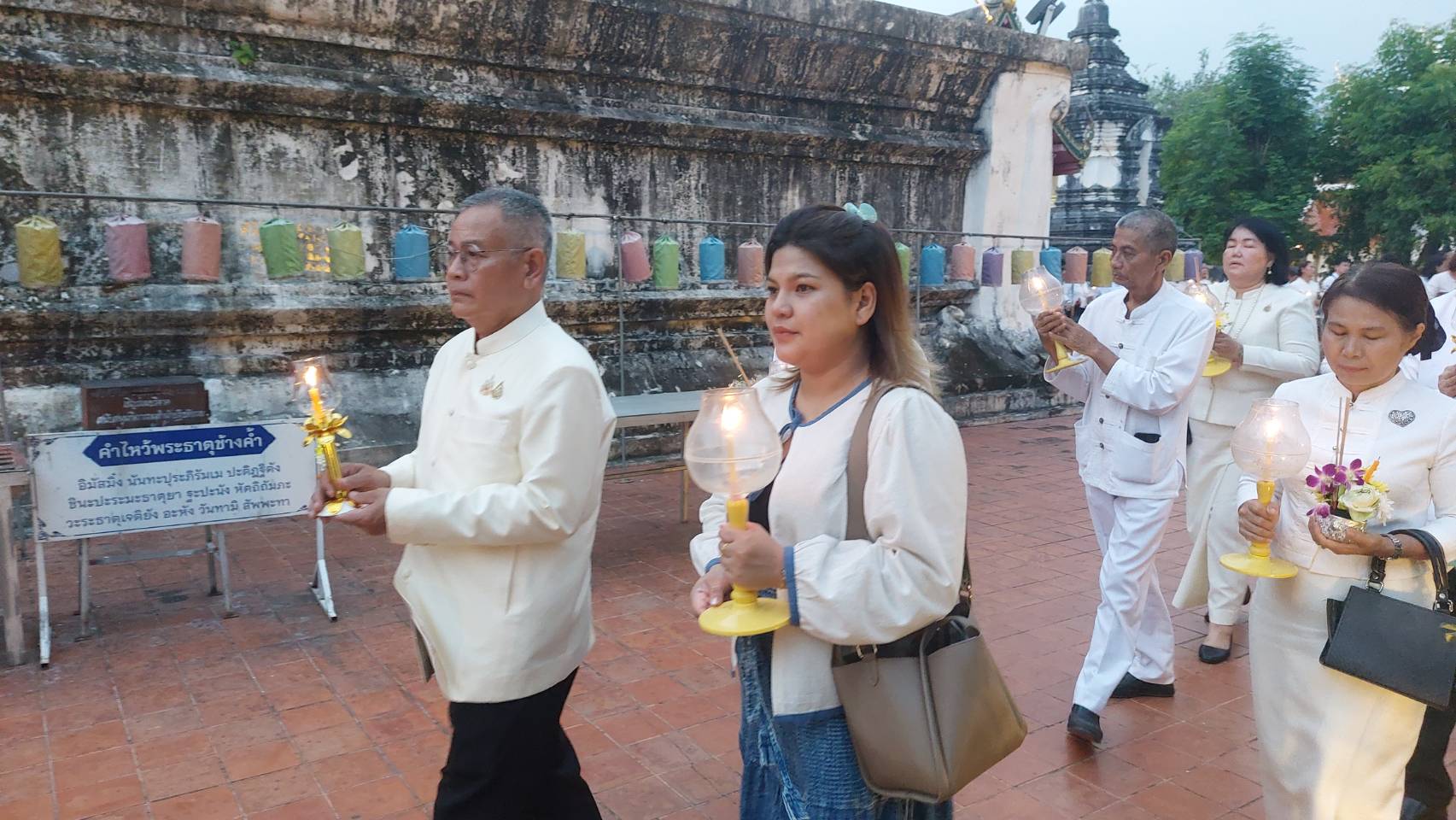 พช.น่าน ร่วมพิธีเจริญพุทธมนต์ เวียนเทียน เนื่องในวันอาสาฬหบูชาและวันเข้าพรรษา ประจำปี 2568