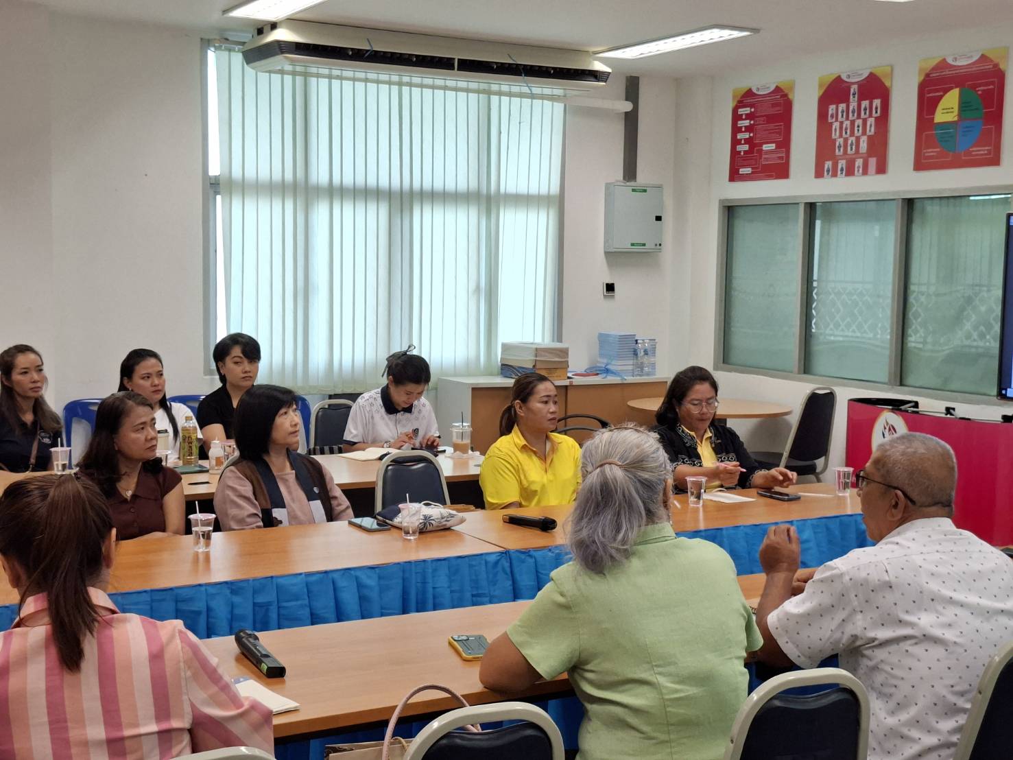 พช.น่าน ประชุมเตรียมความพร้อมงาน OTOP ศิลปาชีพ ประทีปไทย “ก้าวไกลด้วยพระบารมี” พร้อมขยายตลาดและผลักดันผู้ประกอบการสู่เวทีระดับชาติ