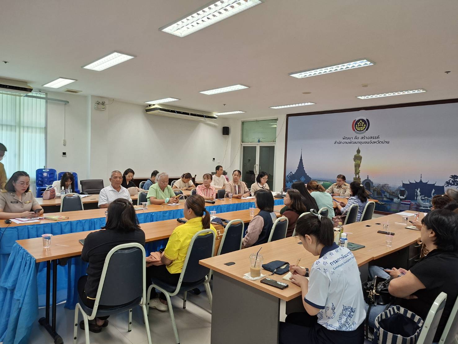 พช.น่าน ประชุมเตรียมความพร้อมงาน OTOP ศิลปาชีพ ประทีปไทย “ก้าวไกลด้วยพระบารมี” พร้อมขยายตลาดและผลักดันผู้ประกอบการสู่เวทีระดับชาติ