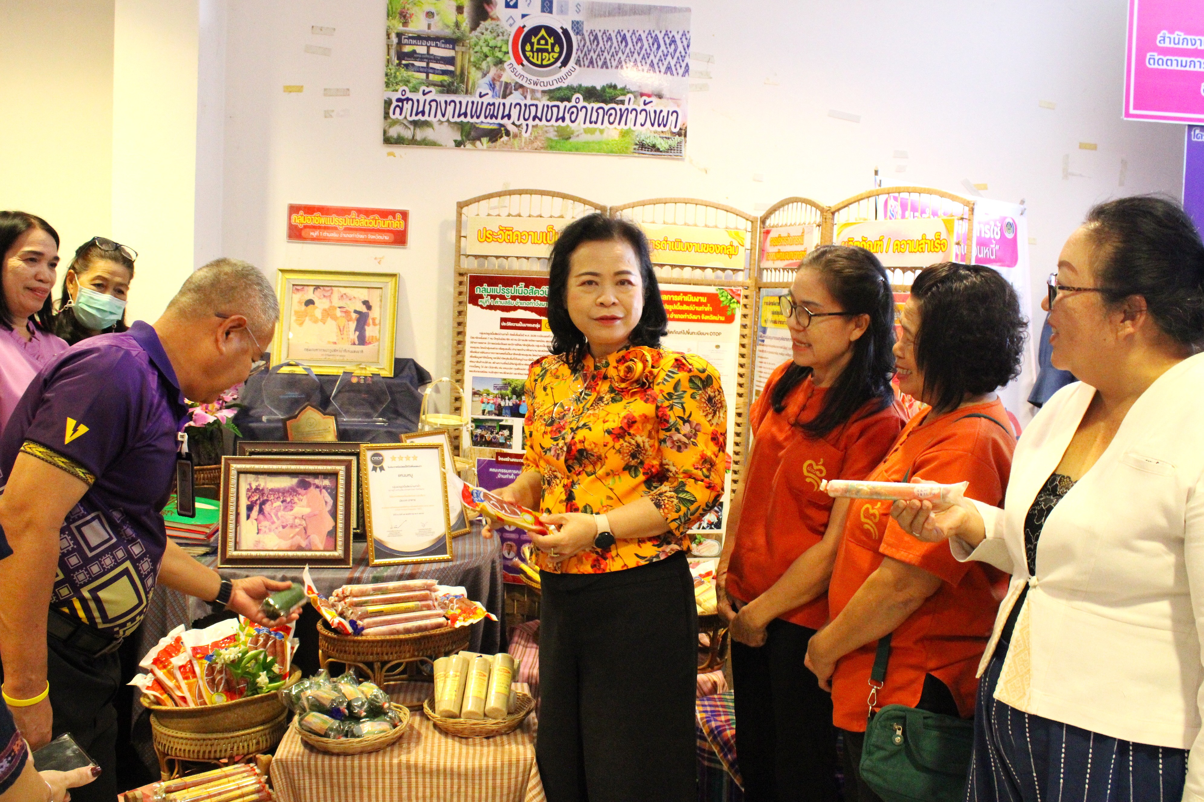 “ผู้ตรวจราชการ พช. ลงพื้นที่น่าน คัดเลือกคนกองทุนสตรีดีเด่น หนุนบทบาทสตรีในงานพัฒนาชุมชนอย่างยั่งยืน”