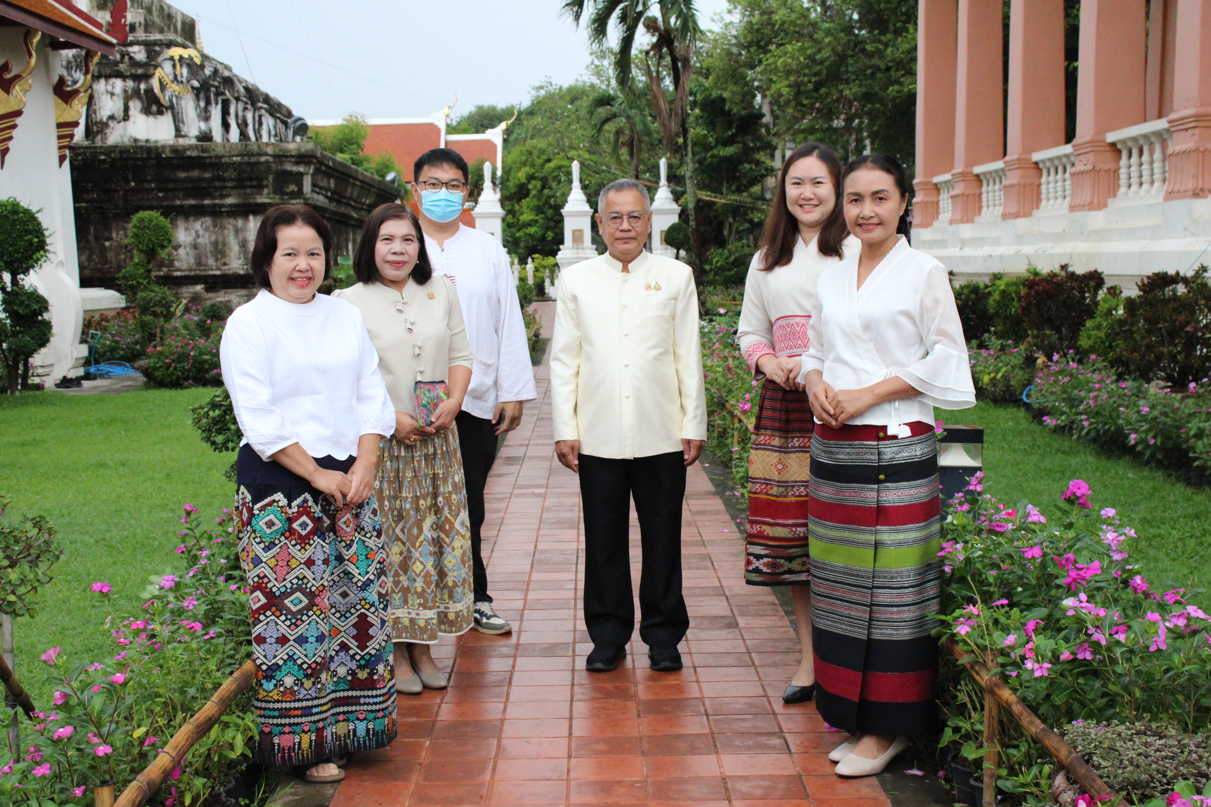 พช.น่าน ร่วมกิจกรรมทำบุญตักบาตรวันอาสาฬหบูชาและวันเข้าพรรษา ประจำปี 2568 ร่วมสืบสานประเพณีพุทธศาสนา