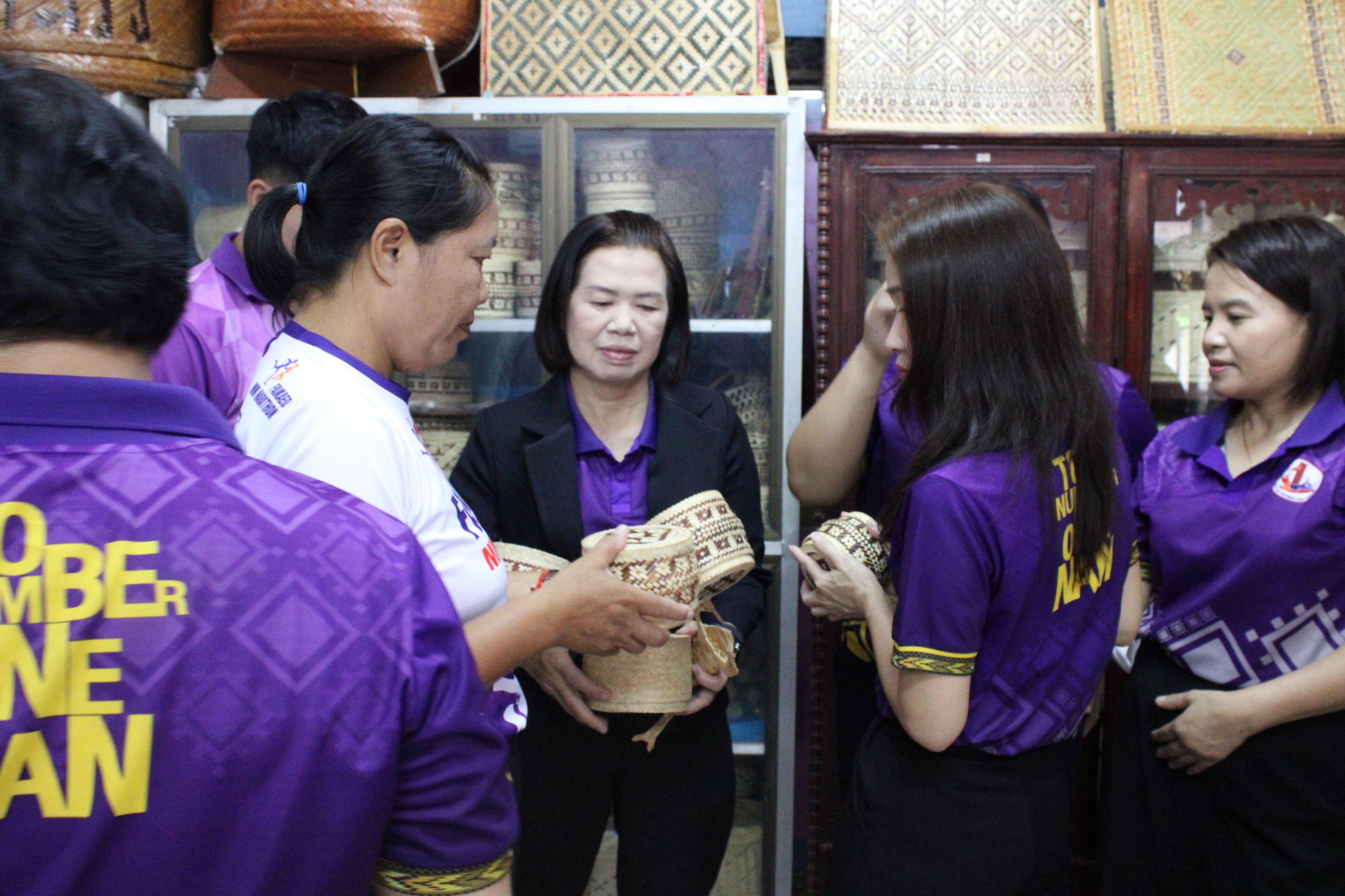 พช.น่าน ลงพื้นที่ติดตามกลุ่มจักสานบ้านปัวชัย ต่อยอดอาชีพ สร้างรายได้ ตามโครงการสารสนเทศตำบลต้นแบบเพื่อพัฒนาคุณภาพชีวิต