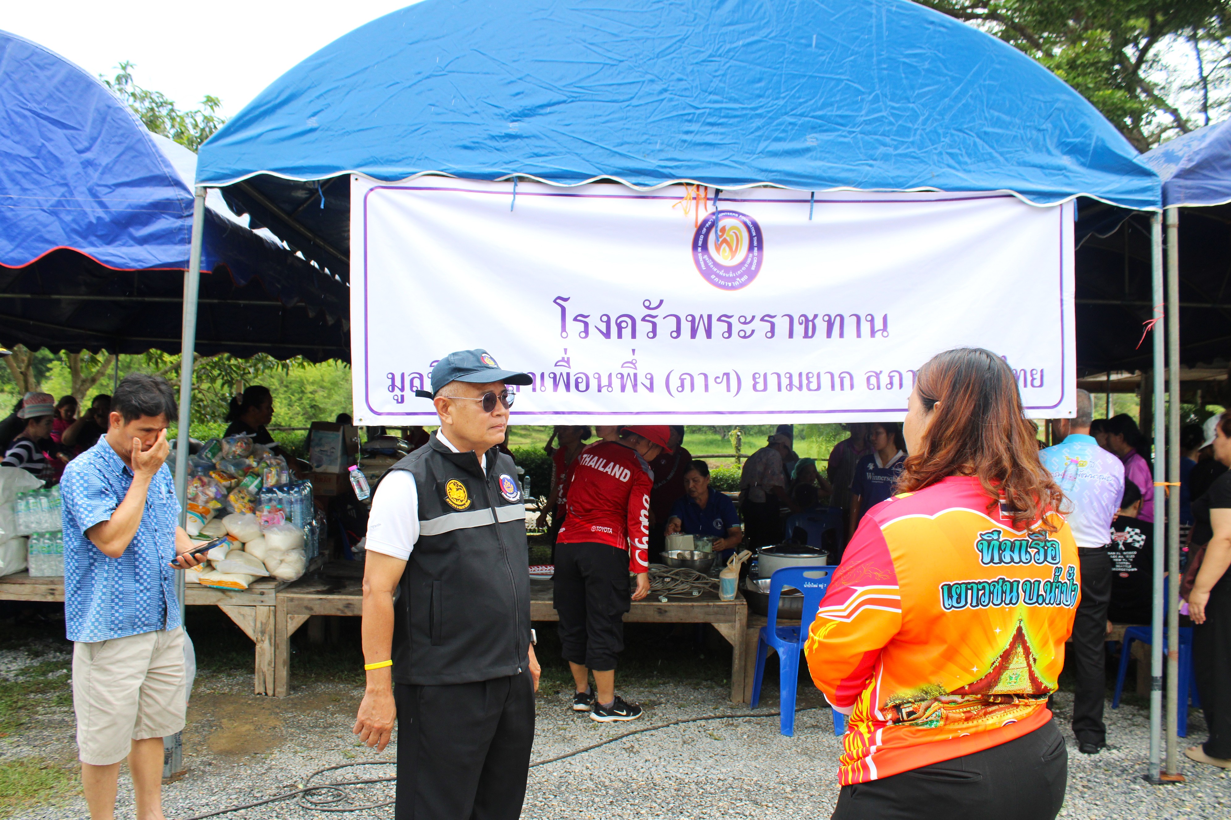 พช.น่าน ลงพื้นที่ร่วมจัดตั้งโรงครัวพระราชทาน 5 จุด ช่วยเหลือผู้ประสบอุทกภัยในพื้นที่จังหวัดน่าน