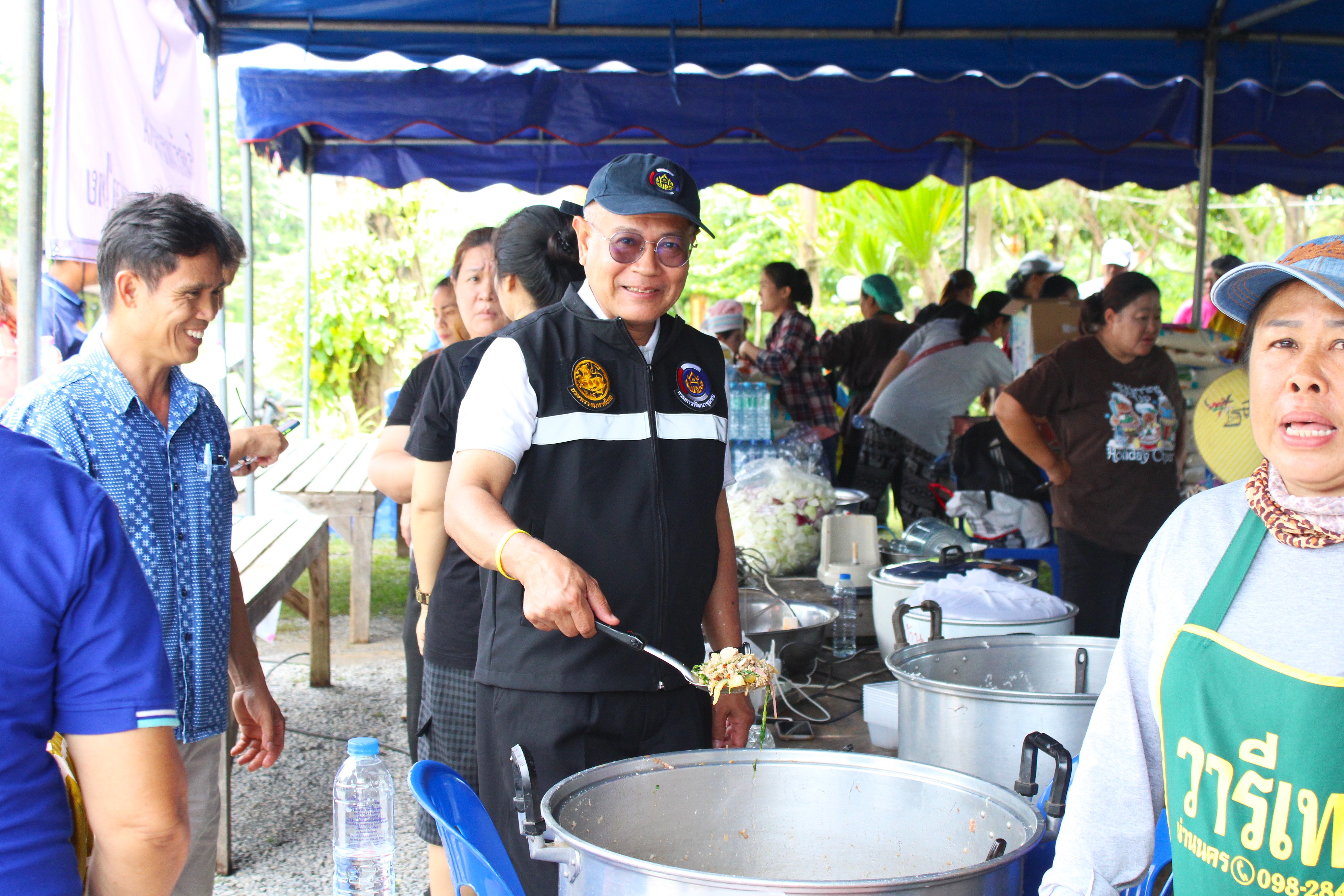 พช.น่าน ลงพื้นที่ร่วมจัดตั้งโรงครัวพระราชทาน 5 จุด ช่วยเหลือผู้ประสบอุทกภัยในพื้นที่จังหวัดน่าน