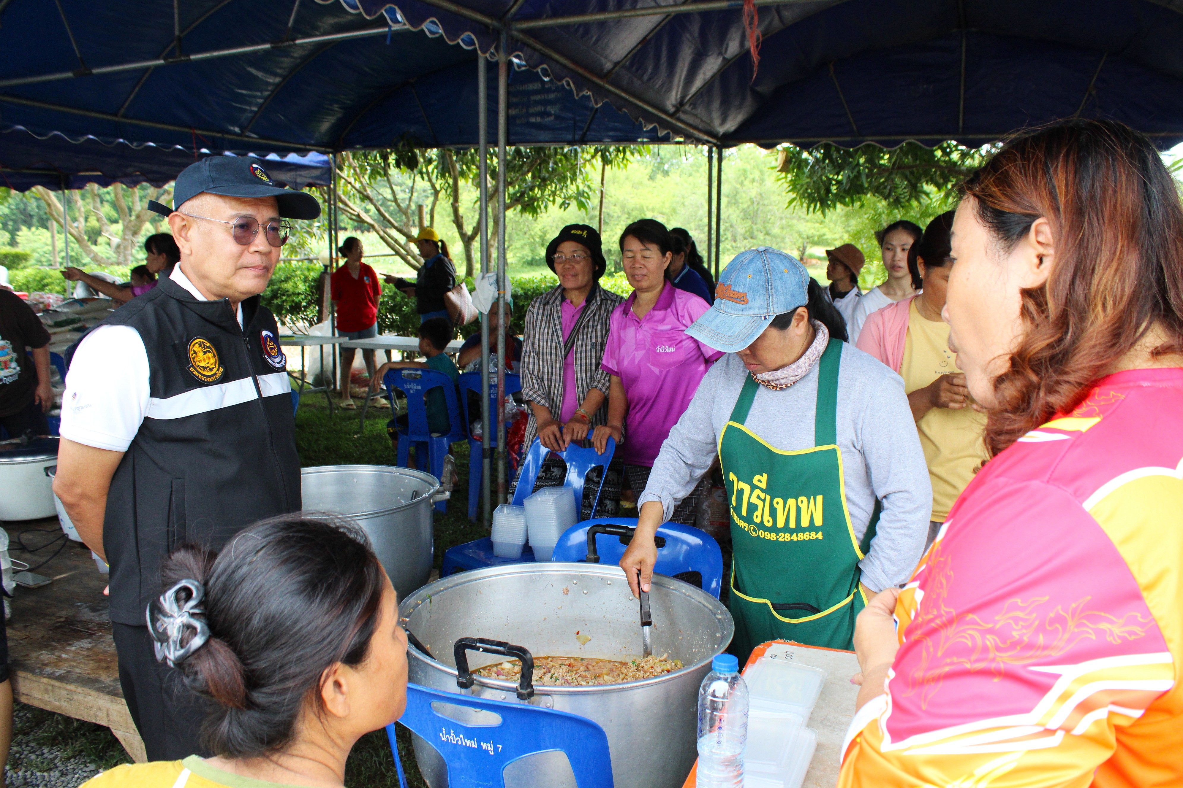 พช.น่าน ลงพื้นที่ร่วมจัดตั้งโรงครัวพระราชทาน 5 จุด ช่วยเหลือผู้ประสบอุทกภัยในพื้นที่จังหวัดน่าน
