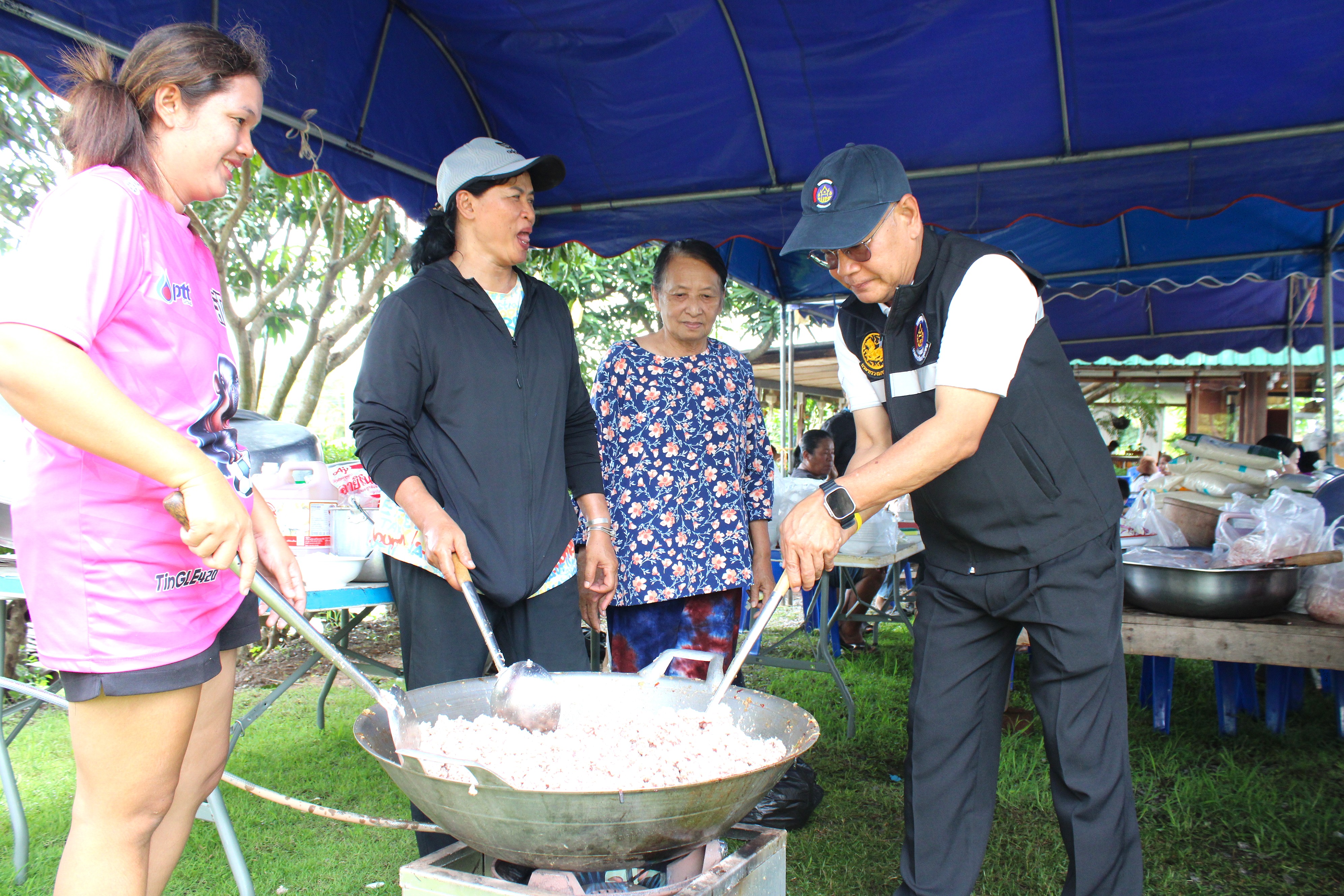 พช.น่าน ลงพื้นที่ร่วมจัดตั้งโรงครัวพระราชทาน 5 จุด ช่วยเหลือผู้ประสบอุทกภัยในพื้นที่จังหวัดน่าน