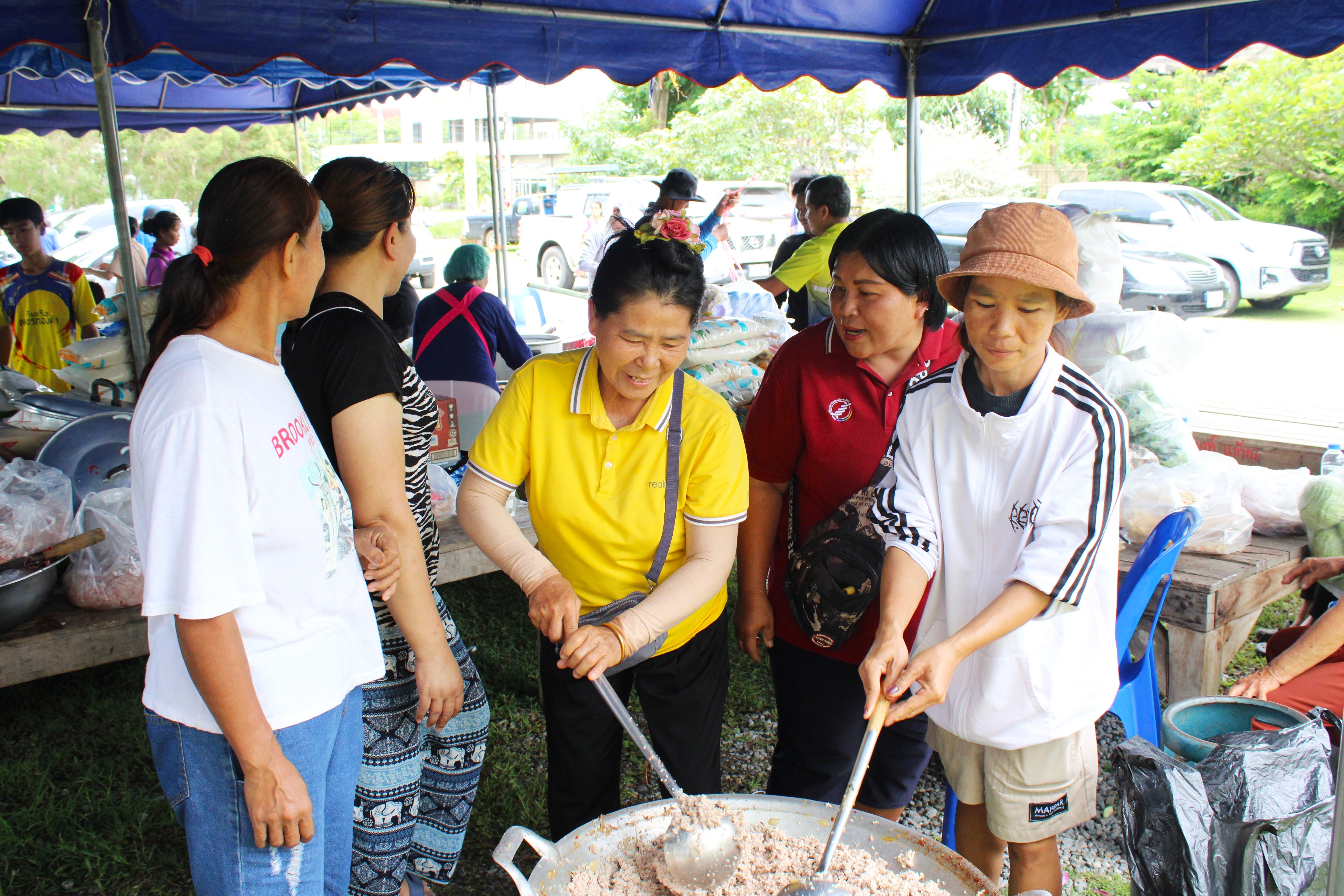 พช.น่าน ลงพื้นที่ร่วมจัดตั้งโรงครัวพระราชทาน 5 จุด ช่วยเหลือผู้ประสบอุทกภัยในพื้นที่จังหวัดน่าน