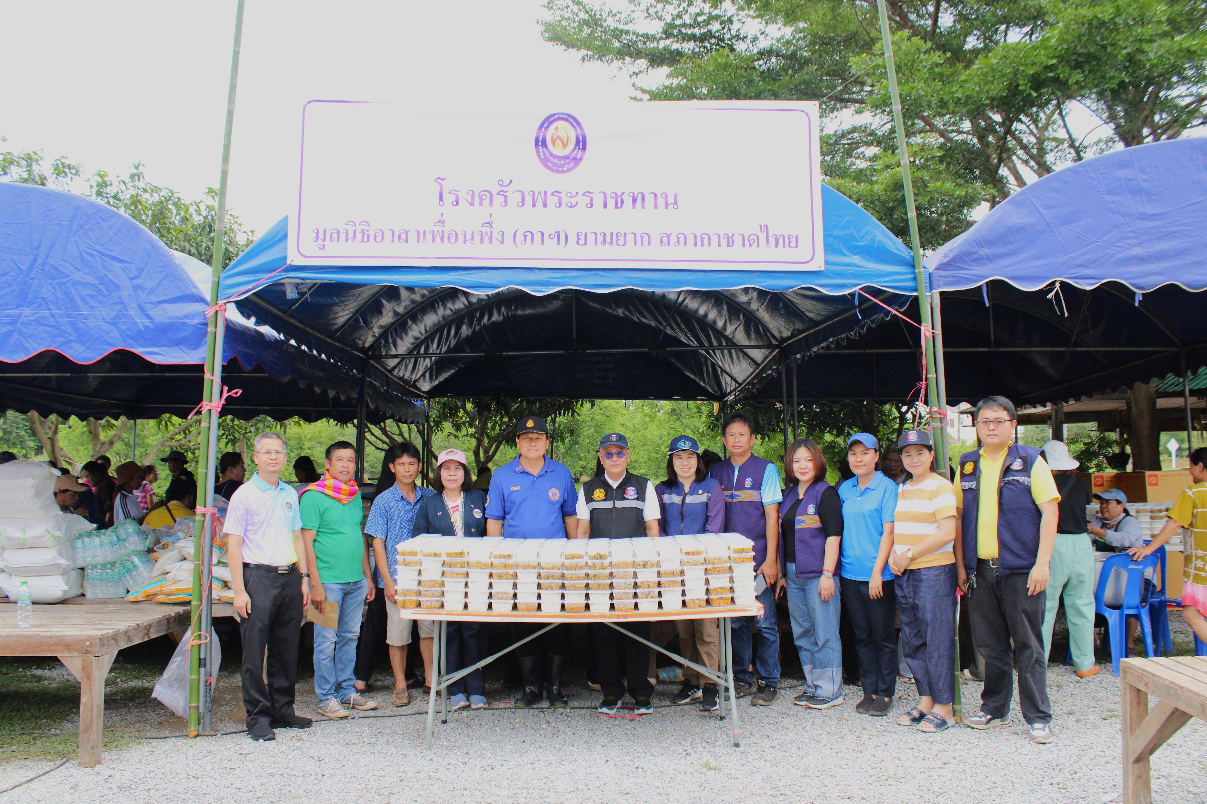 พช.น่าน ลงพื้นที่ร่วมจัดตั้งโรงครัวพระราชทาน 5 จุด ช่วยเหลือผู้ประสบอุทกภัยในพื้นที่จังหวัดน่าน