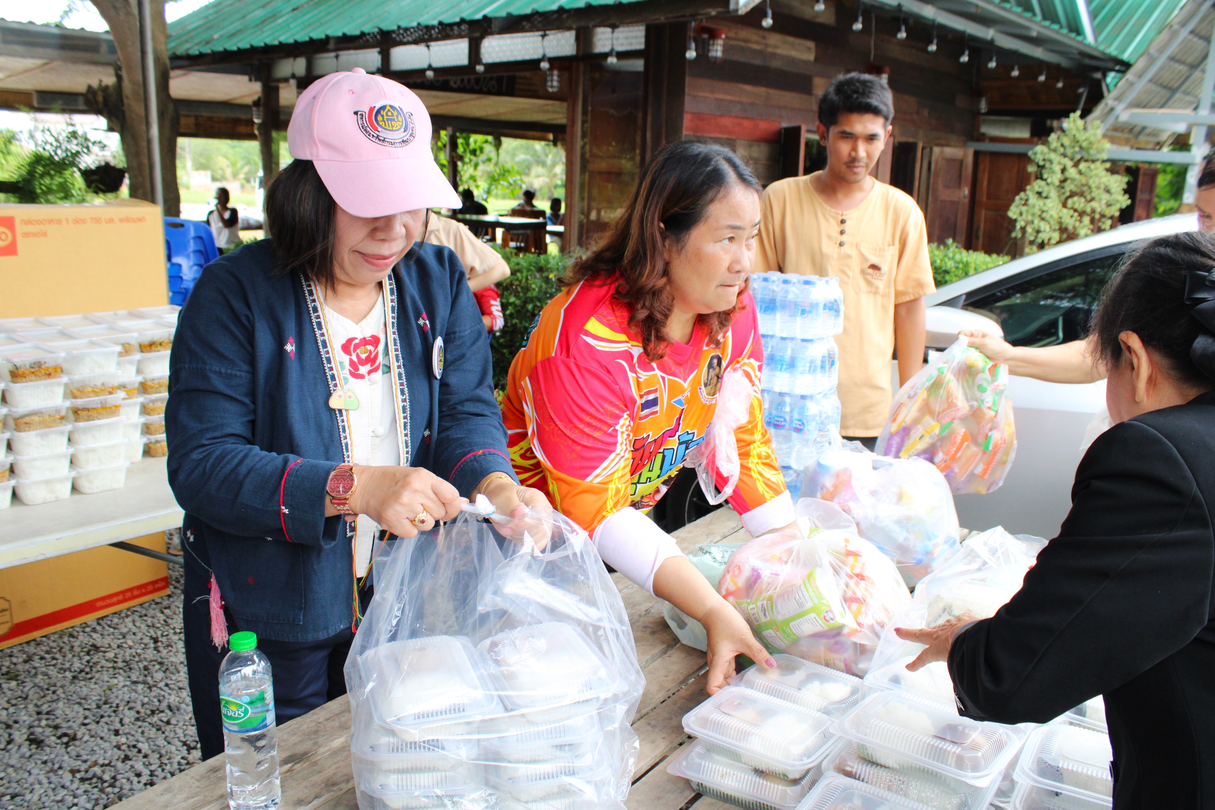 พช.น่าน ลงพื้นที่ร่วมจัดตั้งโรงครัวพระราชทาน 5 จุด ช่วยเหลือผู้ประสบอุทกภัยในพื้นที่จังหวัดน่าน