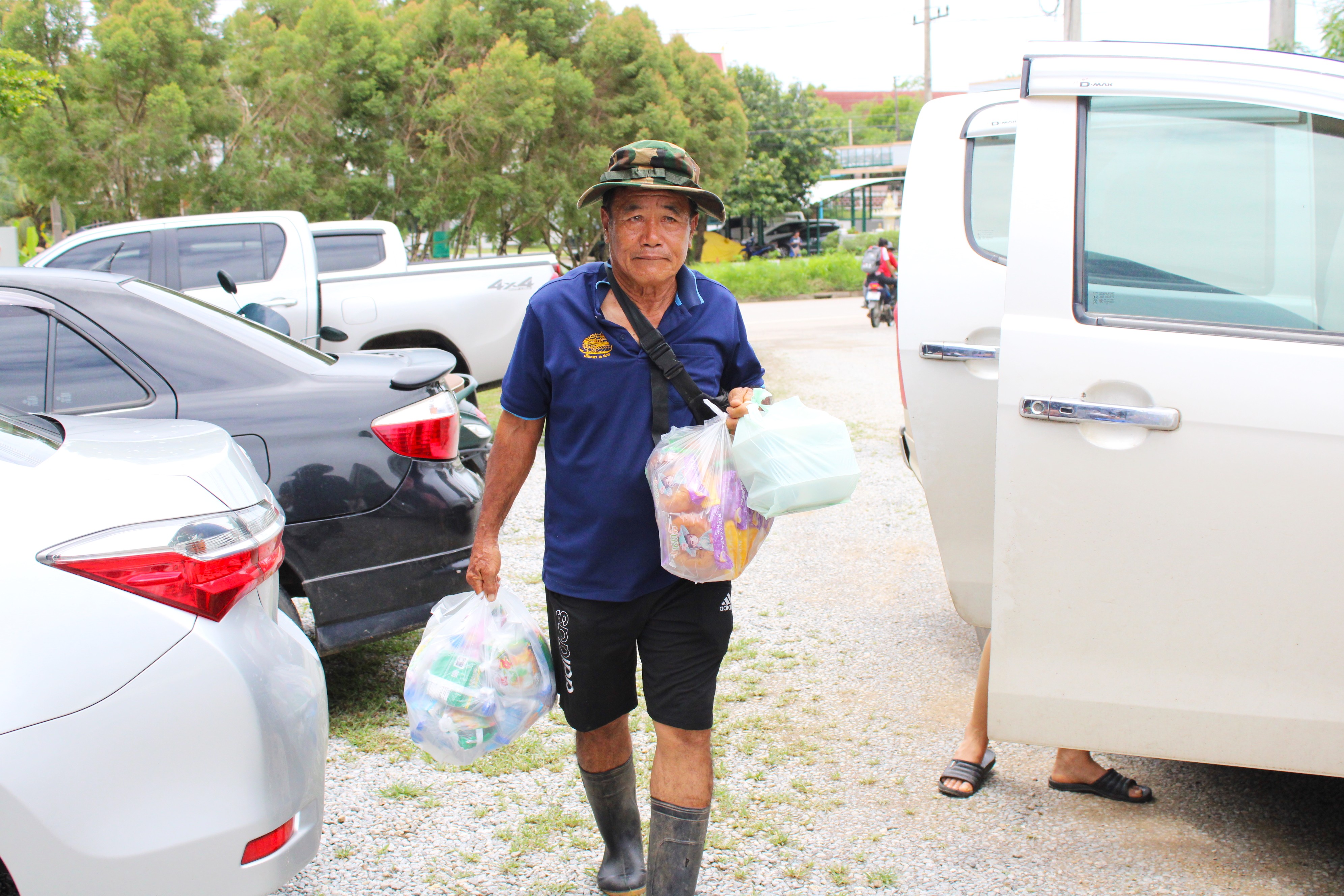 พช.น่าน ลงพื้นที่ร่วมจัดตั้งโรงครัวพระราชทาน 5 จุด ช่วยเหลือผู้ประสบอุทกภัยในพื้นที่จังหวัดน่าน