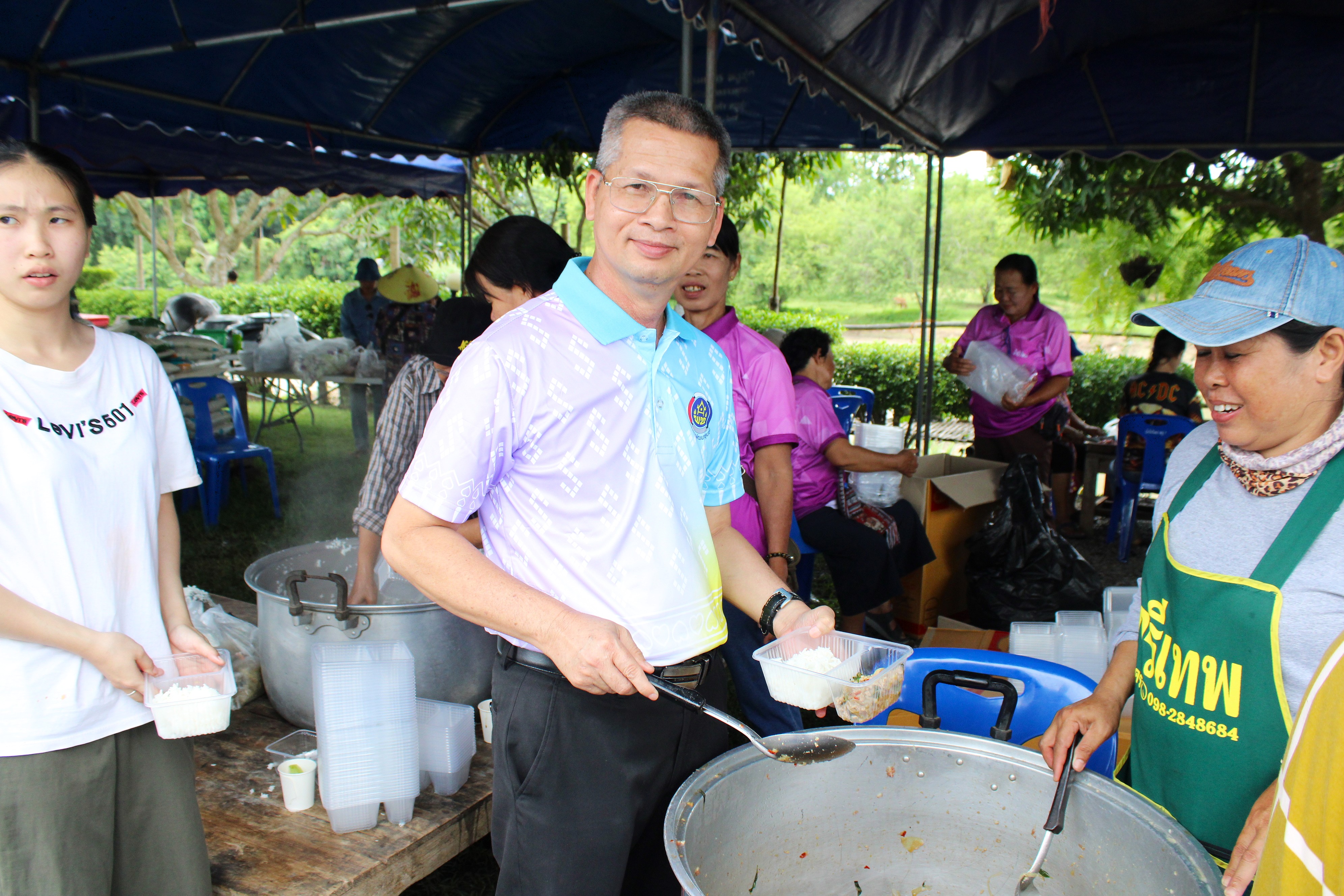 พช.น่าน ลงพื้นที่ร่วมจัดตั้งโรงครัวพระราชทาน 5 จุด ช่วยเหลือผู้ประสบอุทกภัยในพื้นที่จังหวัดน่าน
