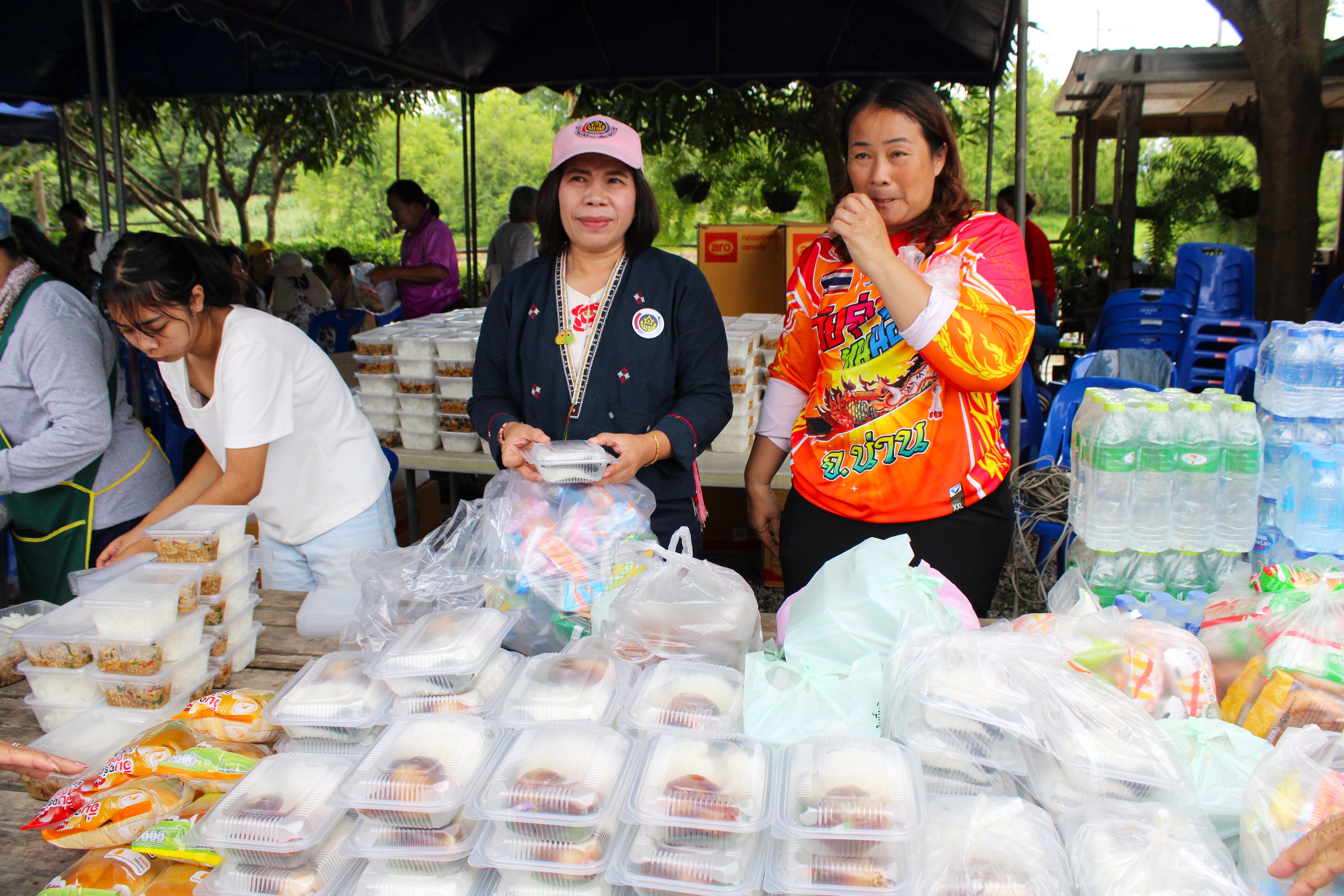 พช.น่าน ลงพื้นที่ร่วมจัดตั้งโรงครัวพระราชทาน 5 จุด ช่วยเหลือผู้ประสบอุทกภัยในพื้นที่จังหวัดน่าน