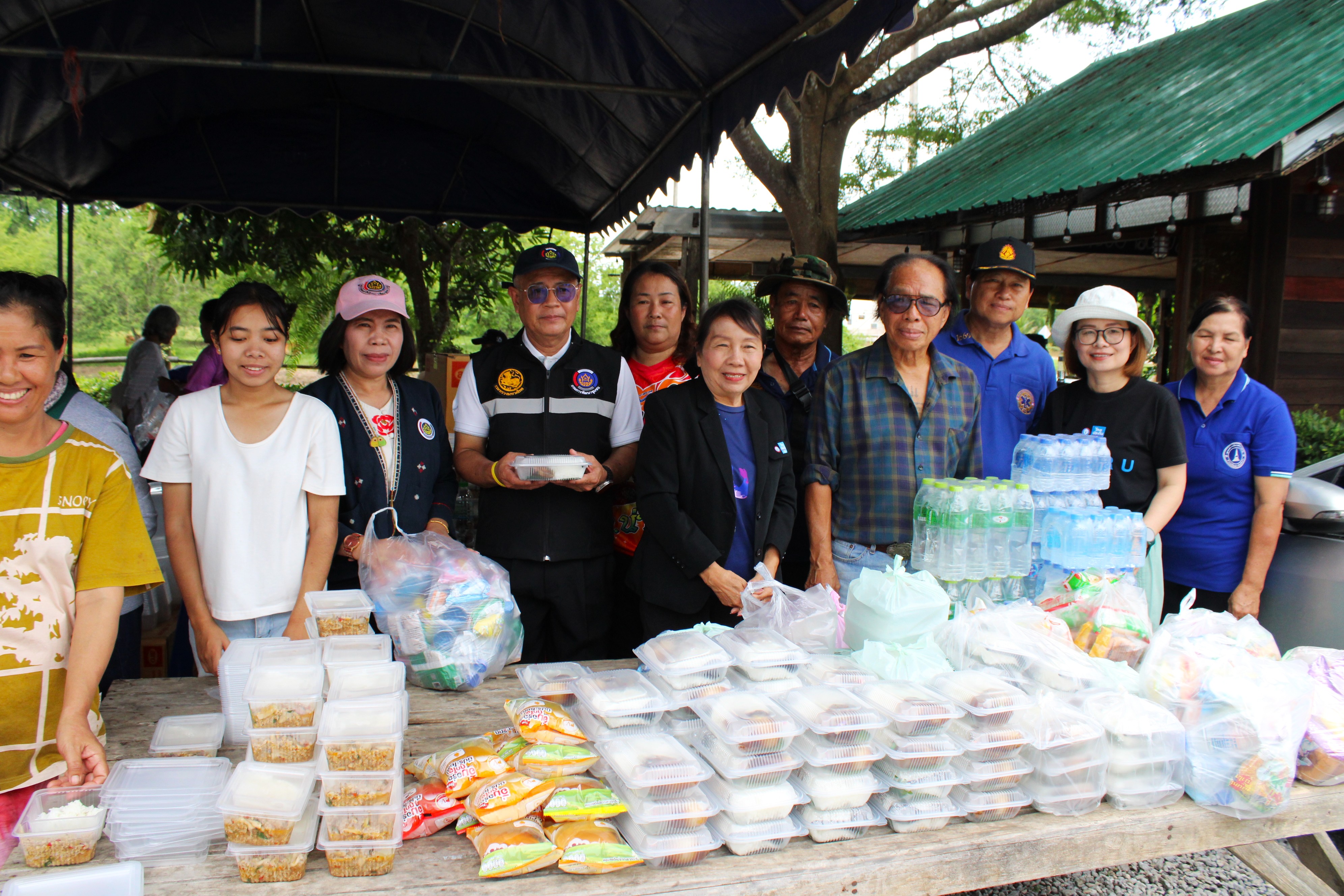 พช.น่าน ลงพื้นที่ร่วมจัดตั้งโรงครัวพระราชทาน 5 จุด ช่วยเหลือผู้ประสบอุทกภัยในพื้นที่จังหวัดน่าน