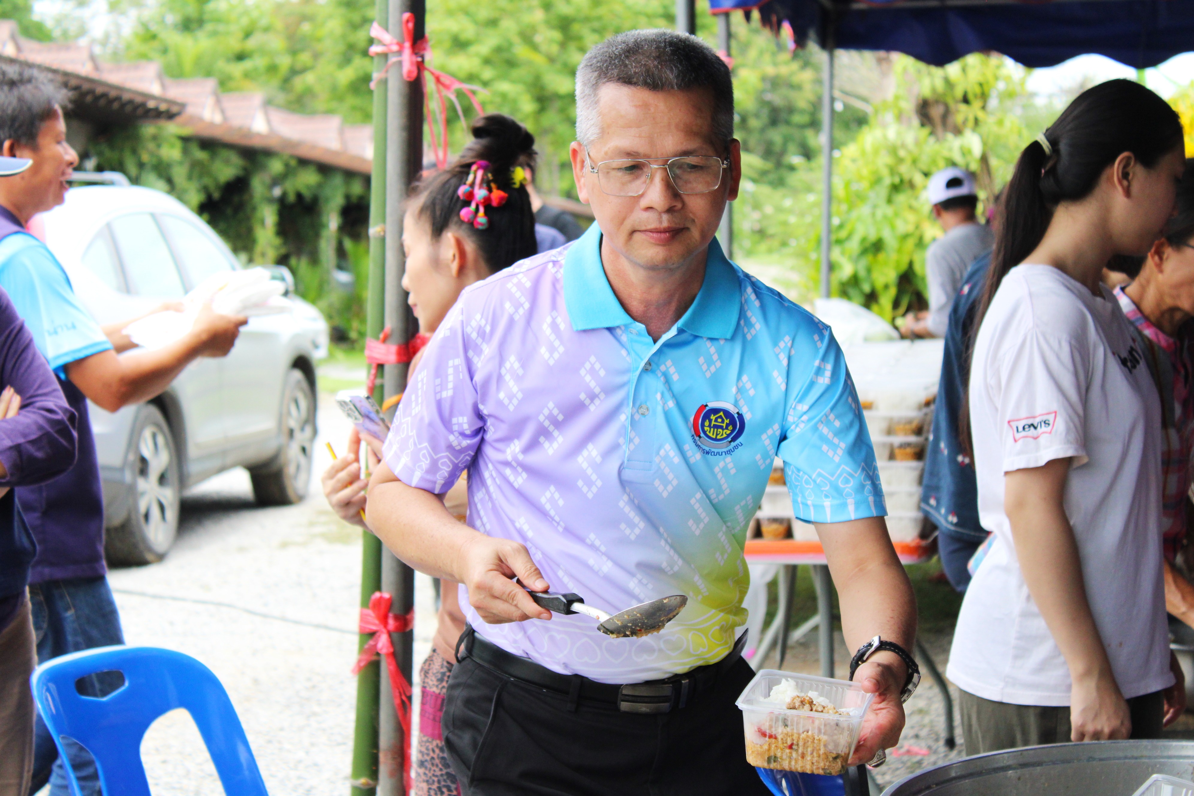 พช.น่าน ลงพื้นที่ร่วมจัดตั้งโรงครัวพระราชทาน 5 จุด ช่วยเหลือผู้ประสบอุทกภัยในพื้นที่จังหวัดน่าน