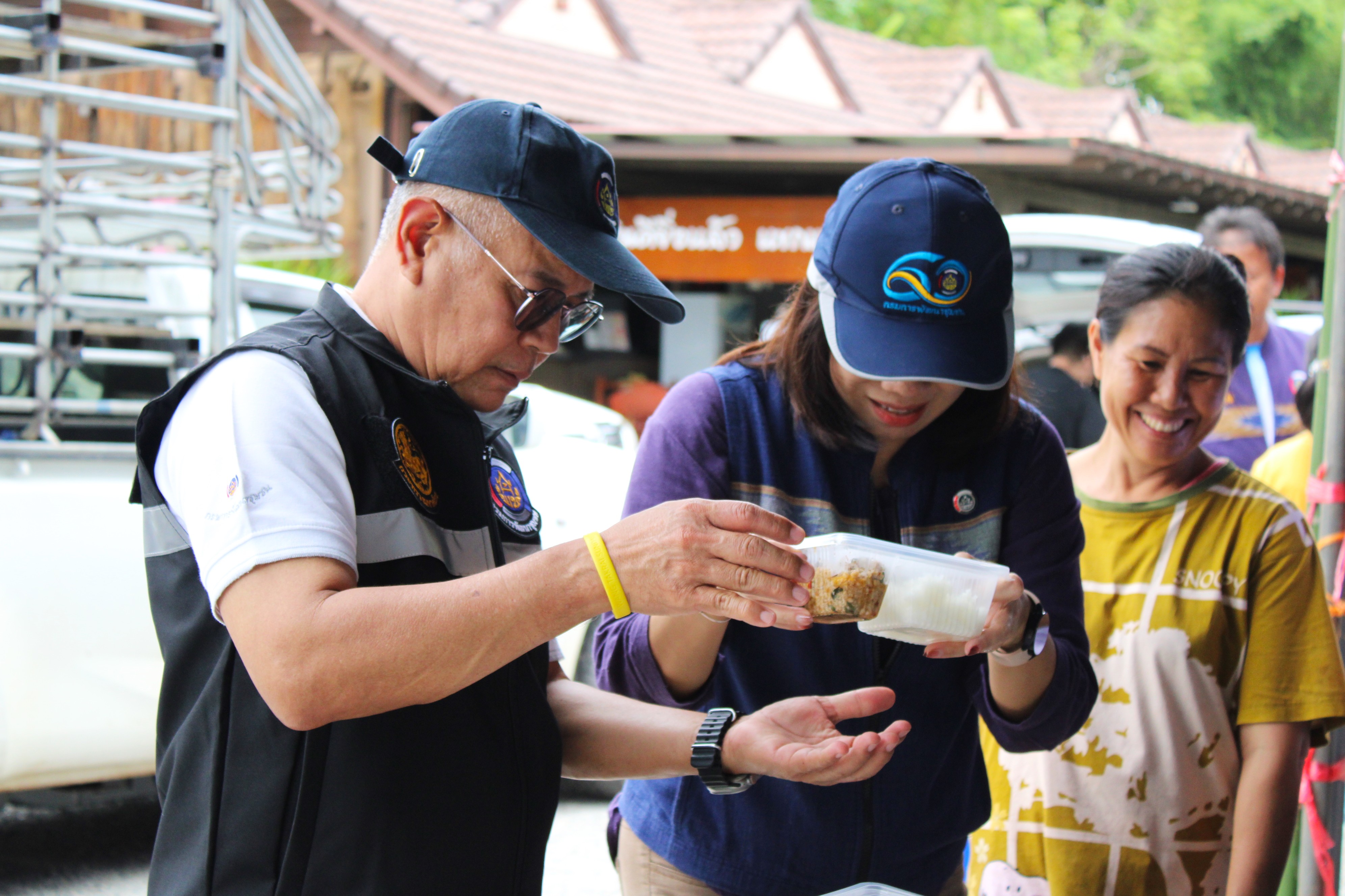 พช.น่าน ลงพื้นที่ร่วมจัดตั้งโรงครัวพระราชทาน 5 จุด ช่วยเหลือผู้ประสบอุทกภัยในพื้นที่จังหวัดน่าน