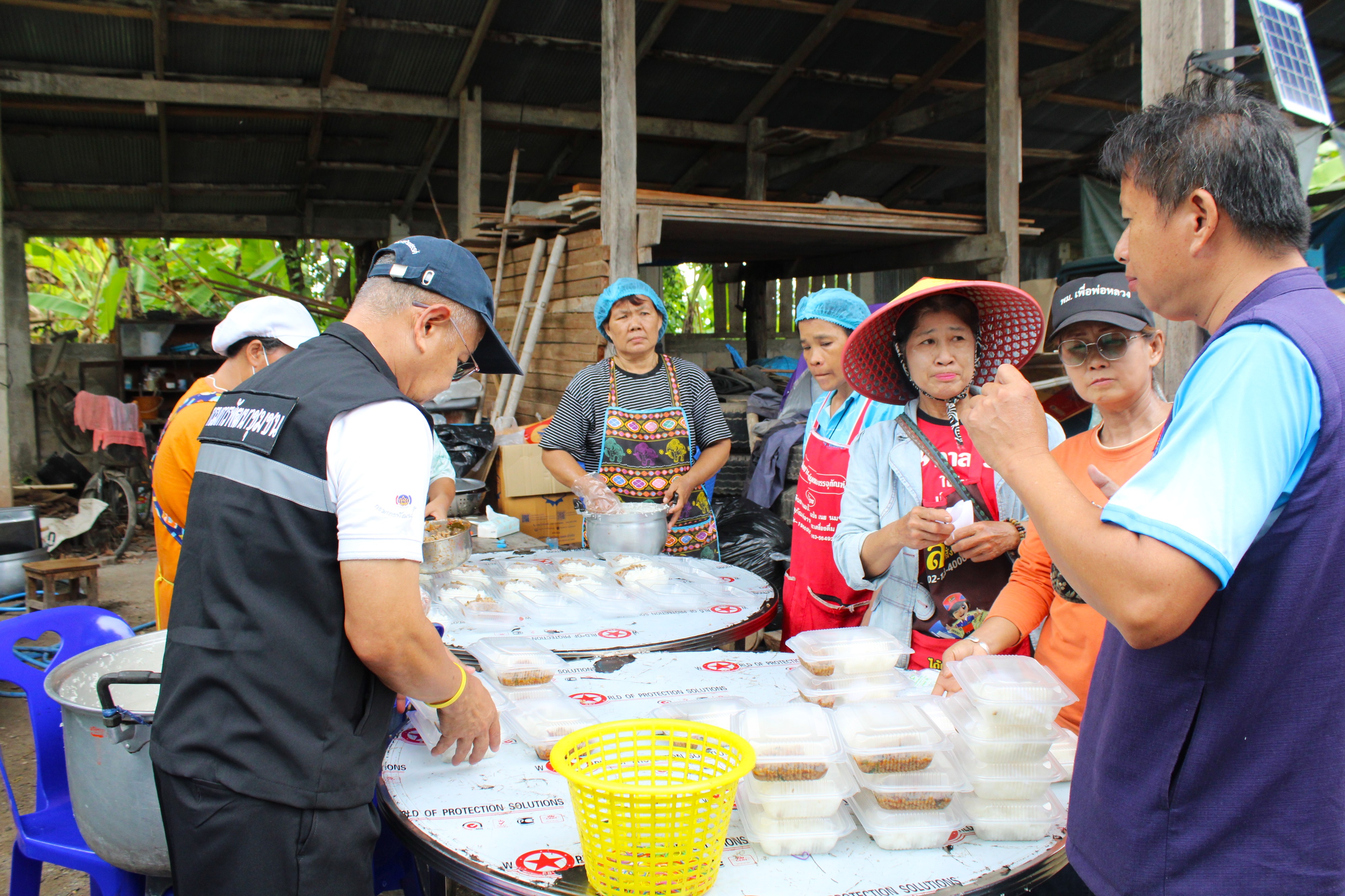 พช.น่าน ลงพื้นที่ร่วมจัดตั้งโรงครัวพระราชทาน 5 จุด ช่วยเหลือผู้ประสบอุทกภัยในพื้นที่จังหวัดน่าน