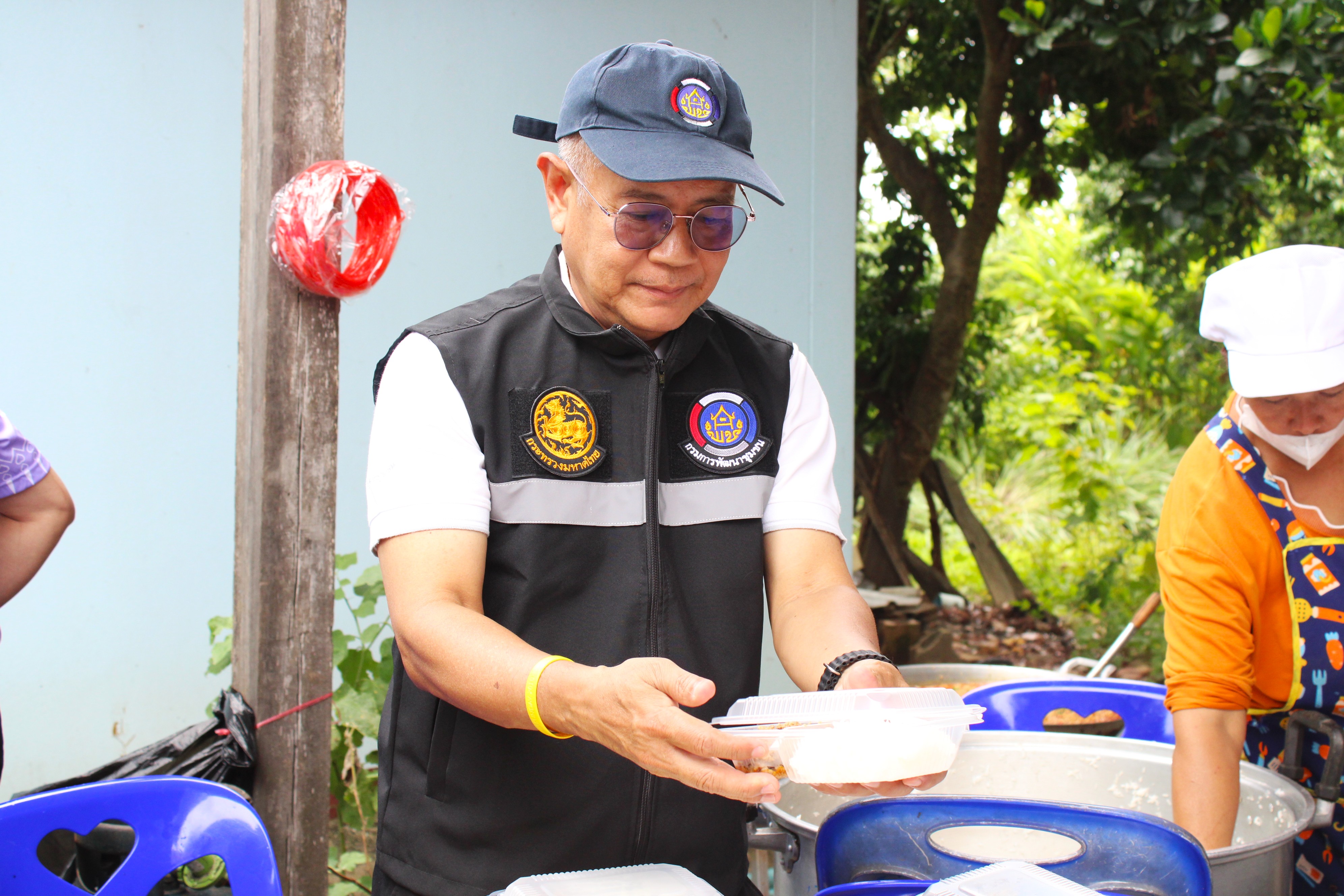 พช.น่าน ลงพื้นที่ร่วมจัดตั้งโรงครัวพระราชทาน 5 จุด ช่วยเหลือผู้ประสบอุทกภัยในพื้นที่จังหวัดน่าน