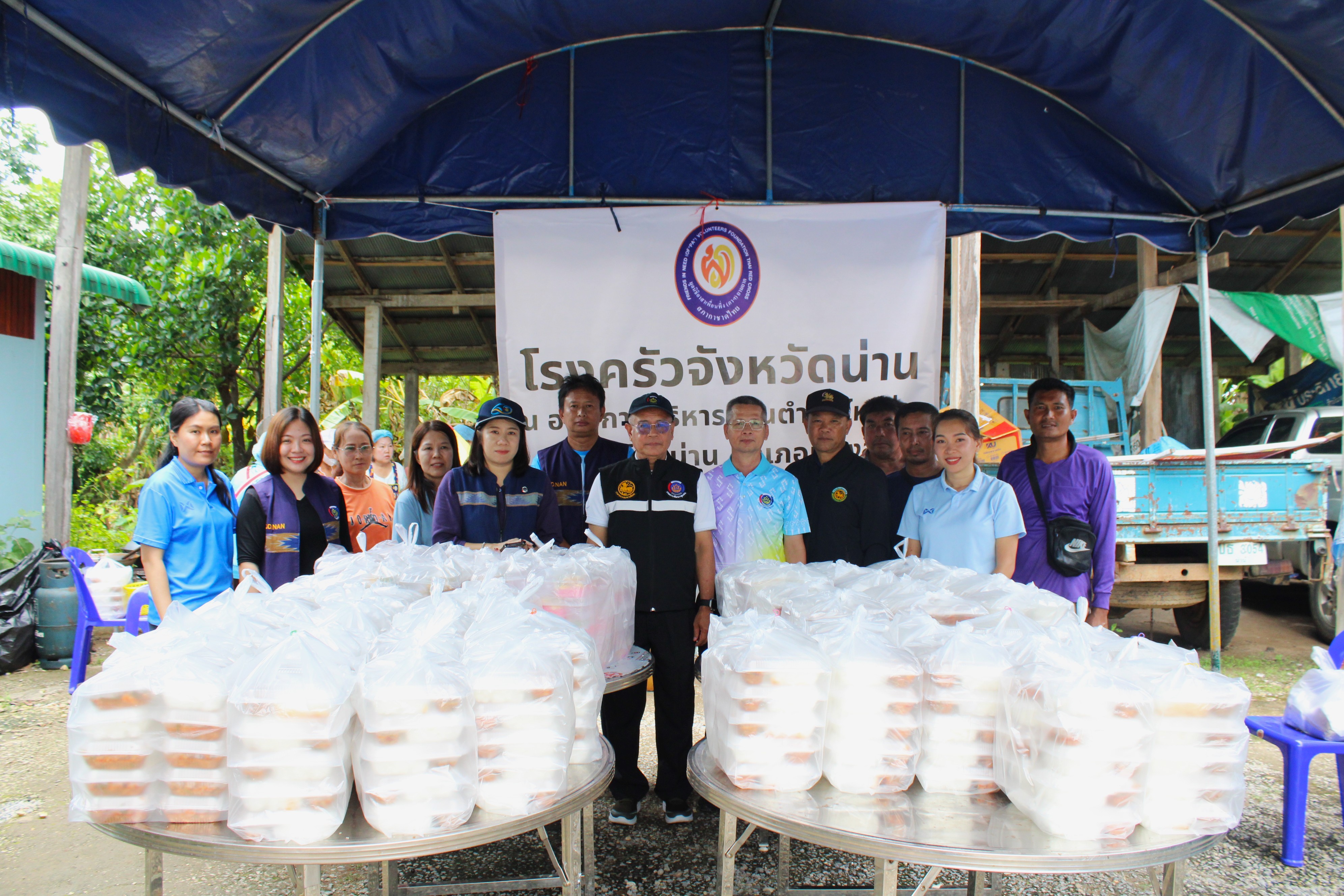 พช.น่าน ลงพื้นที่ร่วมจัดตั้งโรงครัวพระราชทาน 5 จุด ช่วยเหลือผู้ประสบอุทกภัยในพื้นที่จังหวัดน่าน