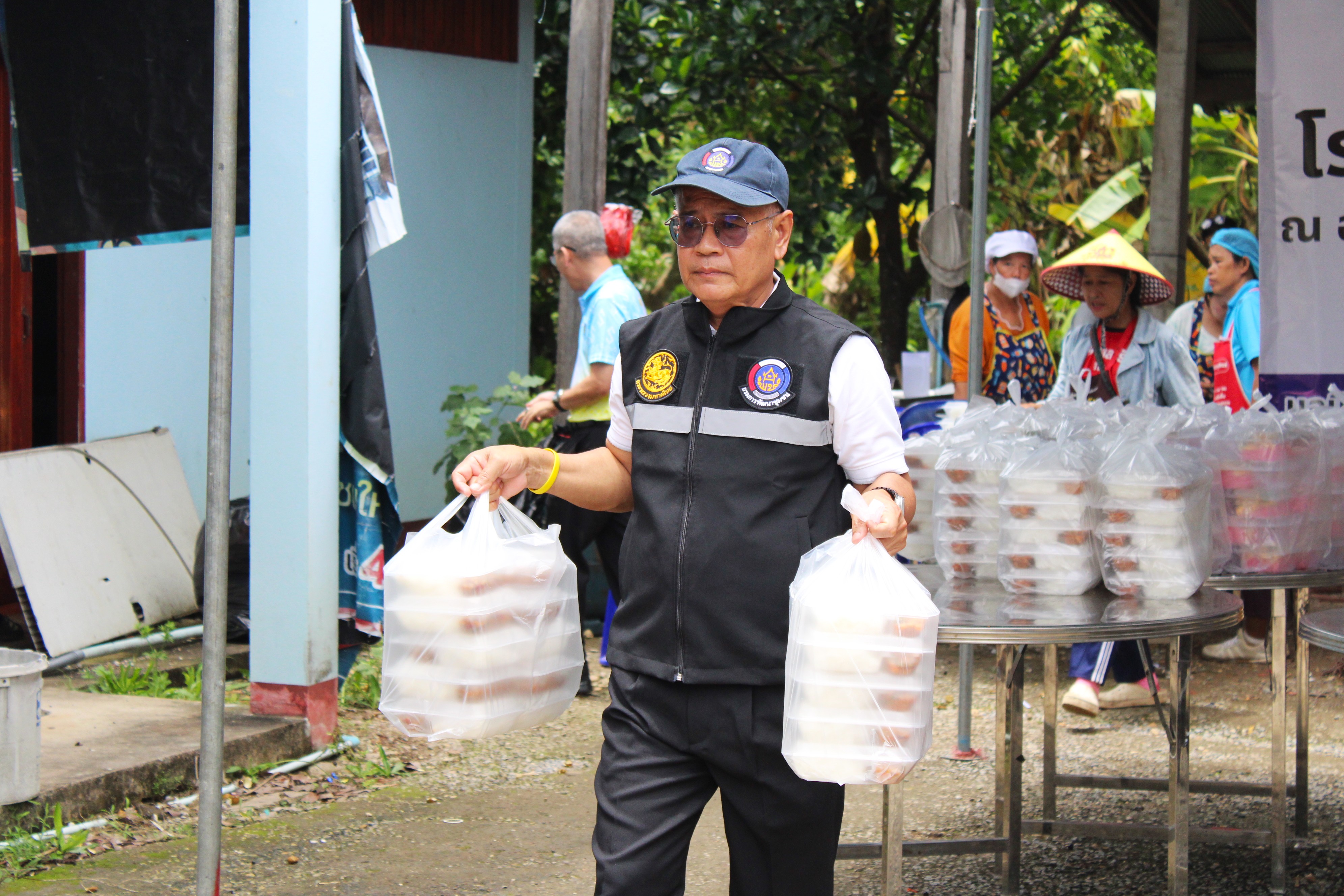 พช.น่าน ลงพื้นที่ร่วมจัดตั้งโรงครัวพระราชทาน 5 จุด ช่วยเหลือผู้ประสบอุทกภัยในพื้นที่จังหวัดน่าน