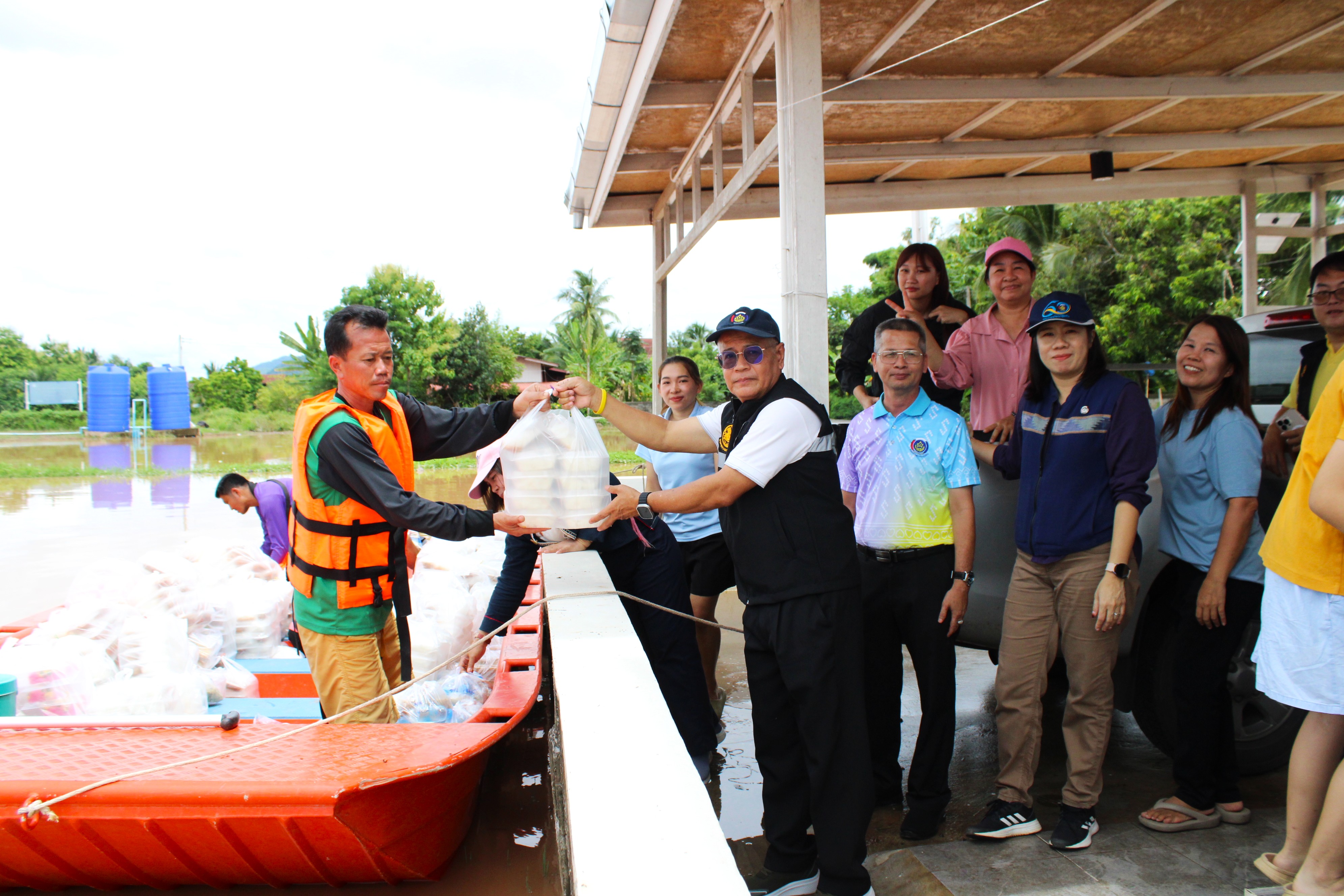 พช.น่าน ลงพื้นที่ร่วมจัดตั้งโรงครัวพระราชทาน 5 จุด ช่วยเหลือผู้ประสบอุทกภัยในพื้นที่จังหวัดน่าน