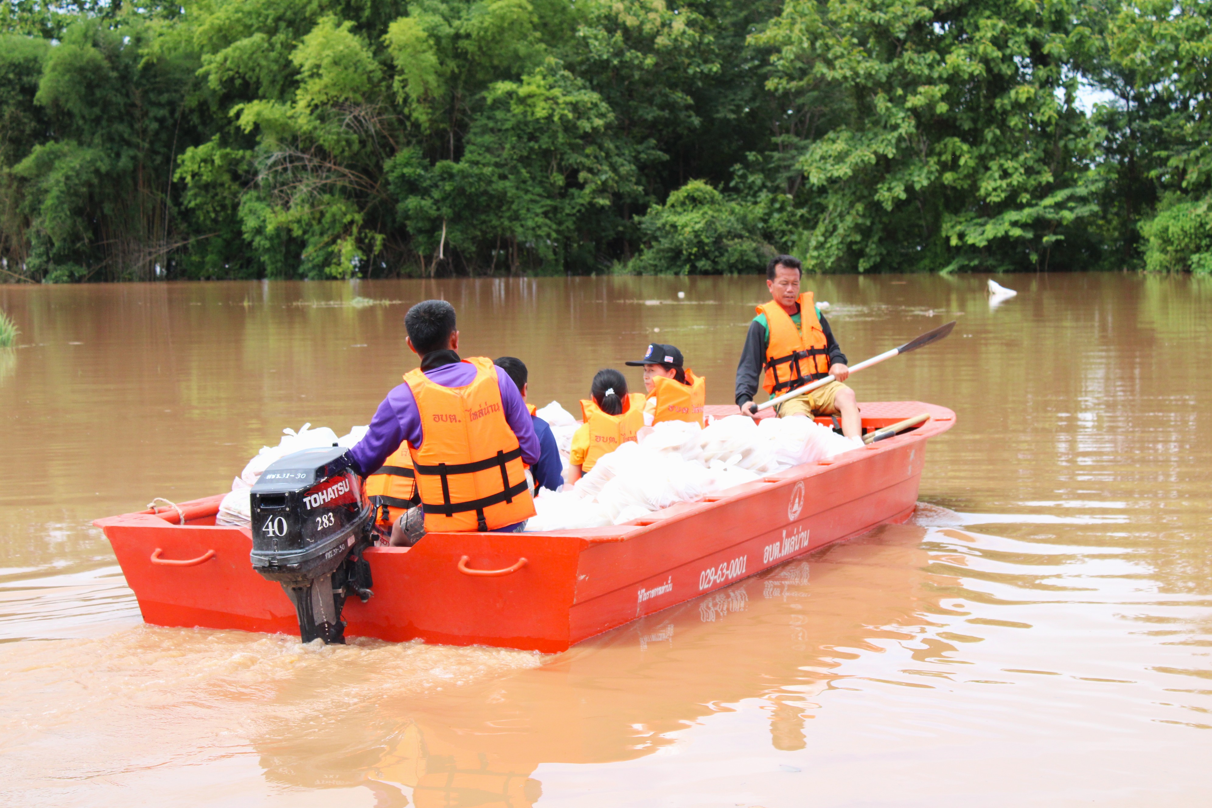 พช.น่าน ลงพื้นที่ร่วมจัดตั้งโรงครัวพระราชทาน 5 จุด ช่วยเหลือผู้ประสบอุทกภัยในพื้นที่จังหวัดน่าน
