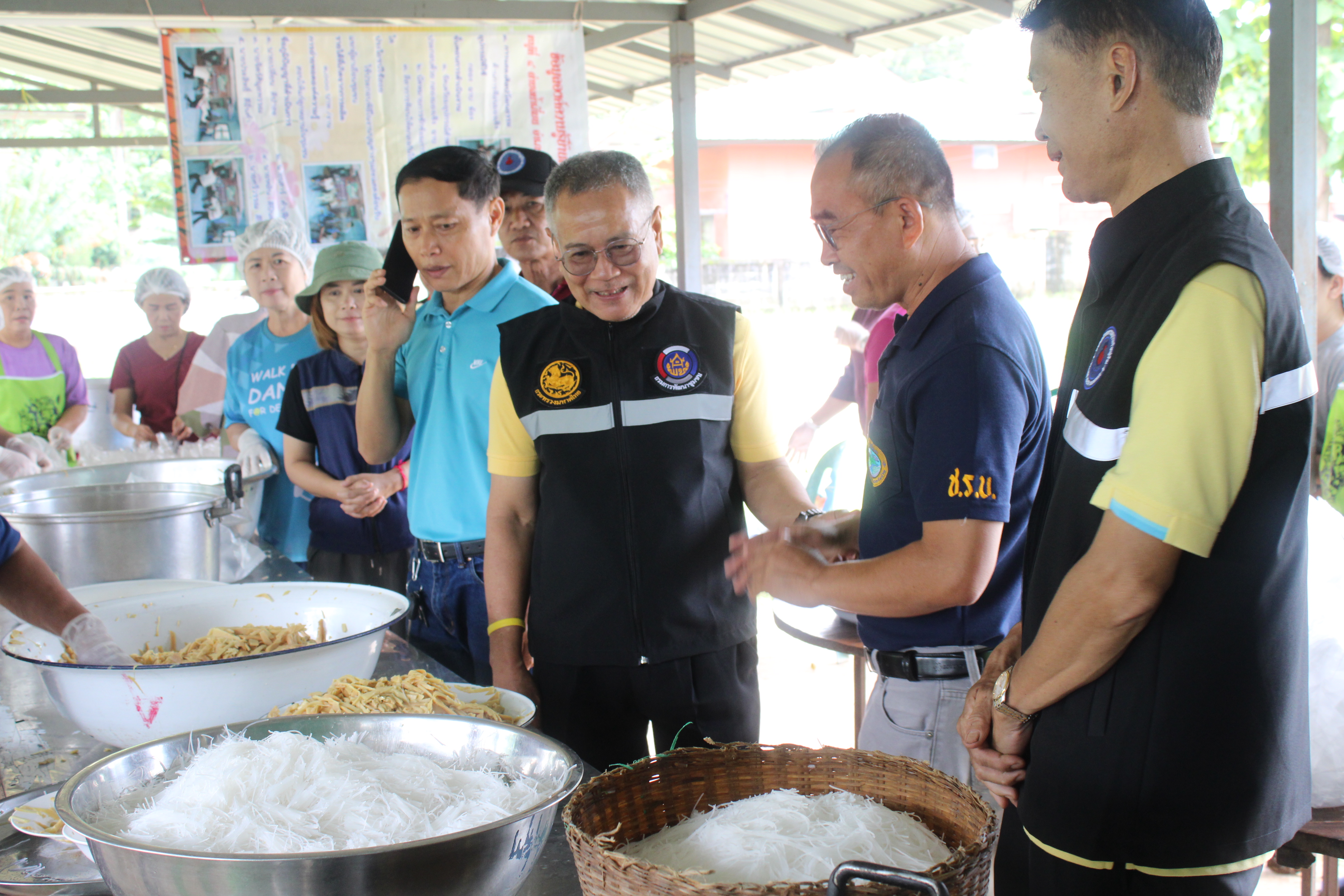 พัฒนาการจังหวัดน่าน ลงพื้นที่ติดตามและให้กำลังใจอาสาสมัคร “โรงครัวพระราชทานมูลนิธิอาสาเพื่อนพึ่ง (ภาฯ) ยามยาก สภากาชาดไทย”
