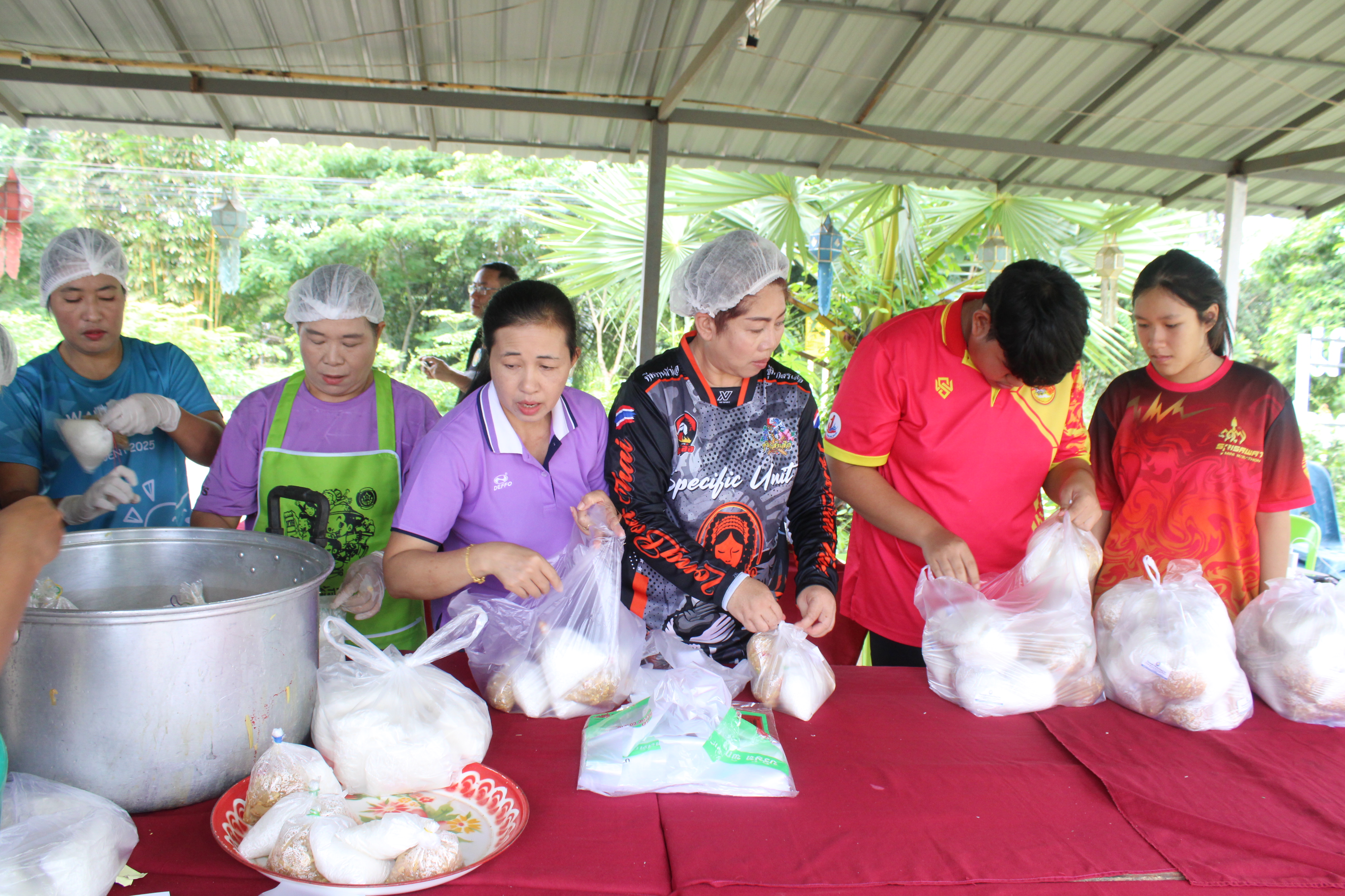 พัฒนาการจังหวัดน่าน ลงพื้นที่ติดตามและให้กำลังใจอาสาสมัคร “โรงครัวพระราชทานมูลนิธิอาสาเพื่อนพึ่ง (ภาฯ) ยามยาก สภากาชาดไทย”