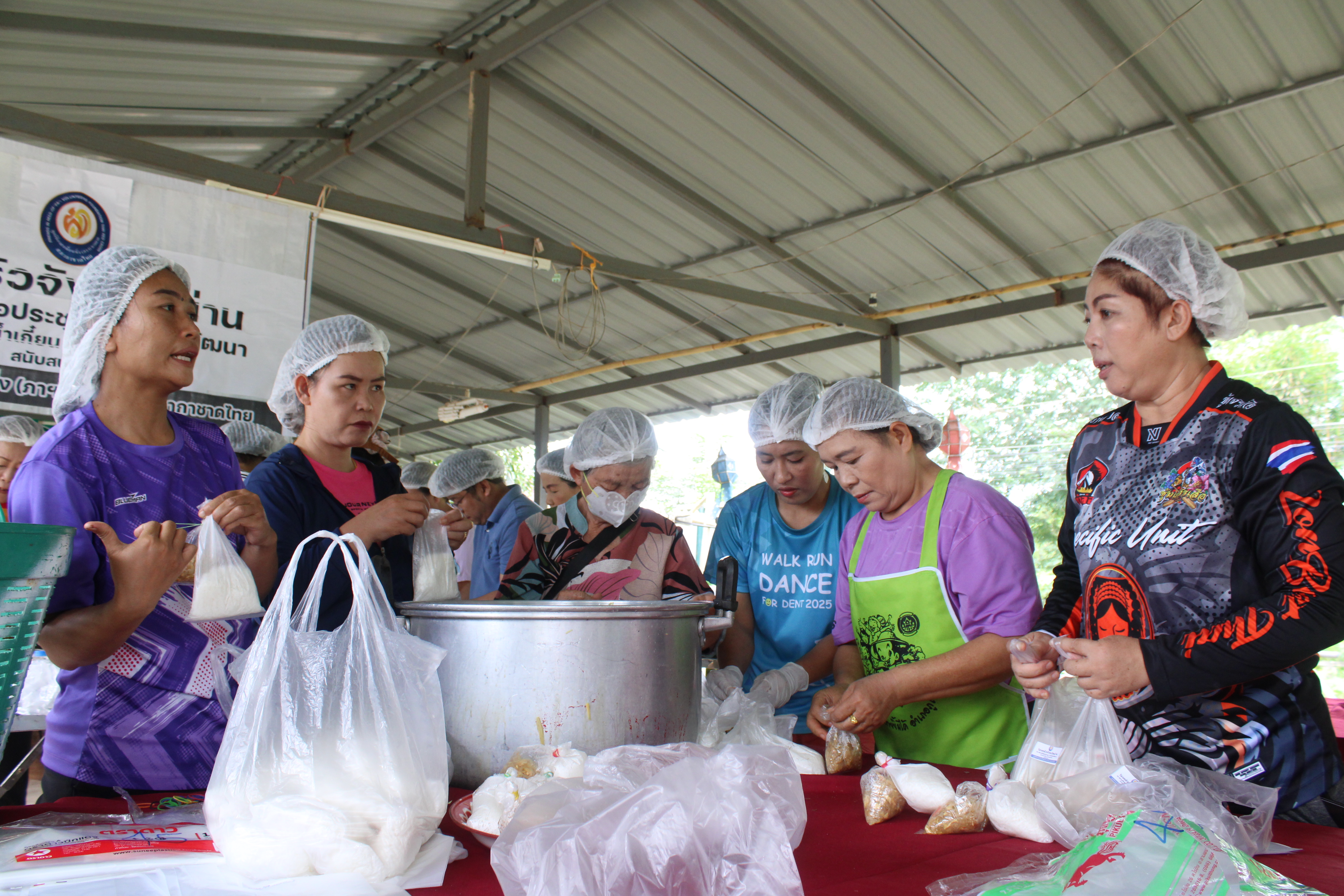 พัฒนาการจังหวัดน่าน ลงพื้นที่ติดตามและให้กำลังใจอาสาสมัคร “โรงครัวพระราชทานมูลนิธิอาสาเพื่อนพึ่ง (ภาฯ) ยามยาก สภากาชาดไทย”