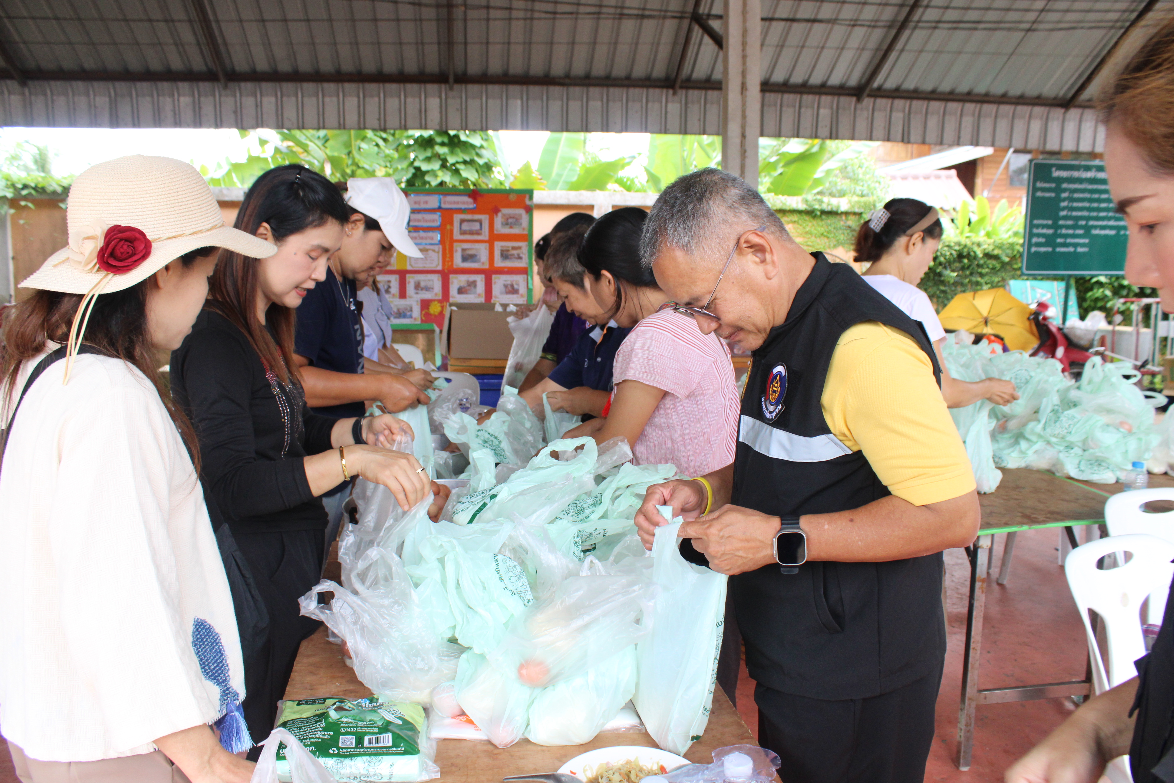 พัฒนาการจังหวัดน่าน ลงพื้นที่ติดตามและให้กำลังใจอาสาสมัคร “โรงครัวพระราชทานมูลนิธิอาสาเพื่อนพึ่ง (ภาฯ) ยามยาก สภากาชาดไทย”