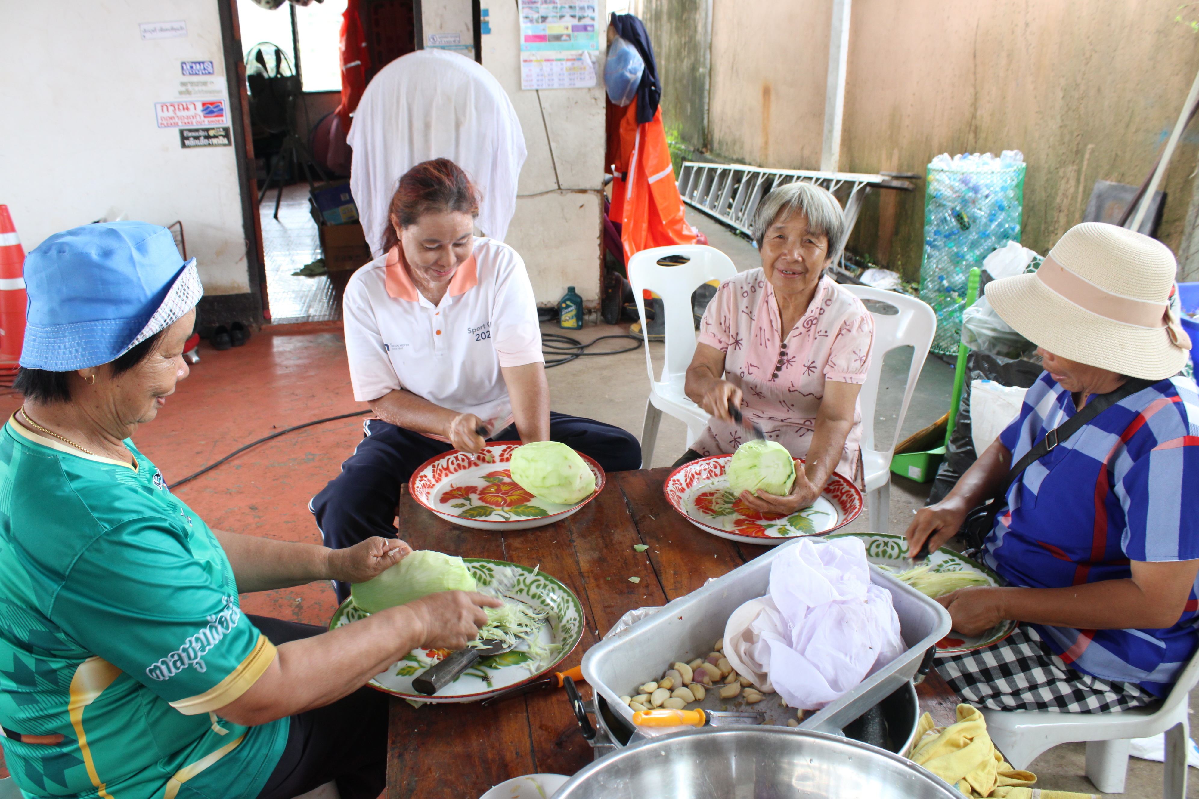 พัฒนาการจังหวัดน่าน ลงพื้นที่ติดตามและให้กำลังใจอาสาสมัคร “โรงครัวพระราชทานมูลนิธิอาสาเพื่อนพึ่ง (ภาฯ) ยามยาก สภากาชาดไทย”