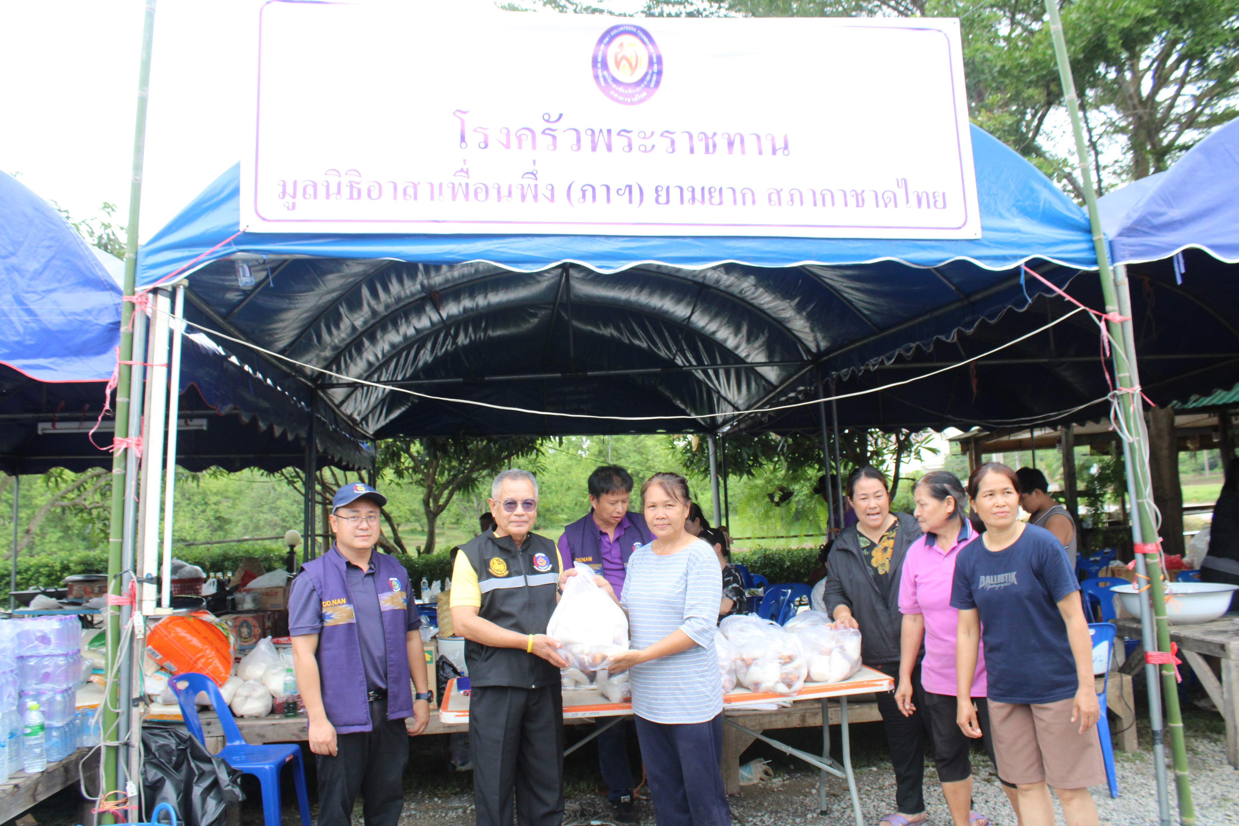 พัฒนาการจังหวัดน่าน ลงพื้นที่ติดตามและให้กำลังใจอาสาสมัคร “โรงครัวพระราชทานมูลนิธิอาสาเพื่อนพึ่ง (ภาฯ) ยามยาก สภากาชาดไทย”