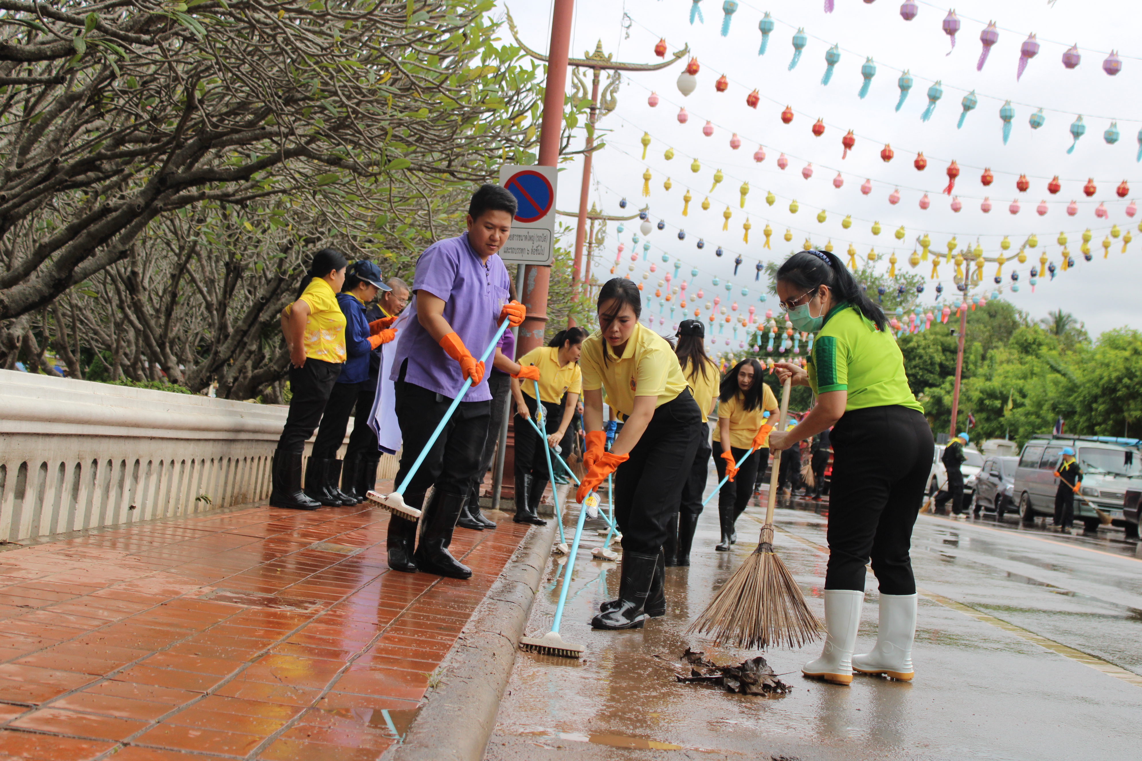 พช.น่าน ร่วมกิจกรรม “Big Cleaning Day” ฟื้นฟูเมืองน่านหลังน้ำลด โดยการสนับสนุนจากมูลนิธิอาสาเพื่อนพึ่ง (ภาฯ) ยามยาก สภากาชาดไทย