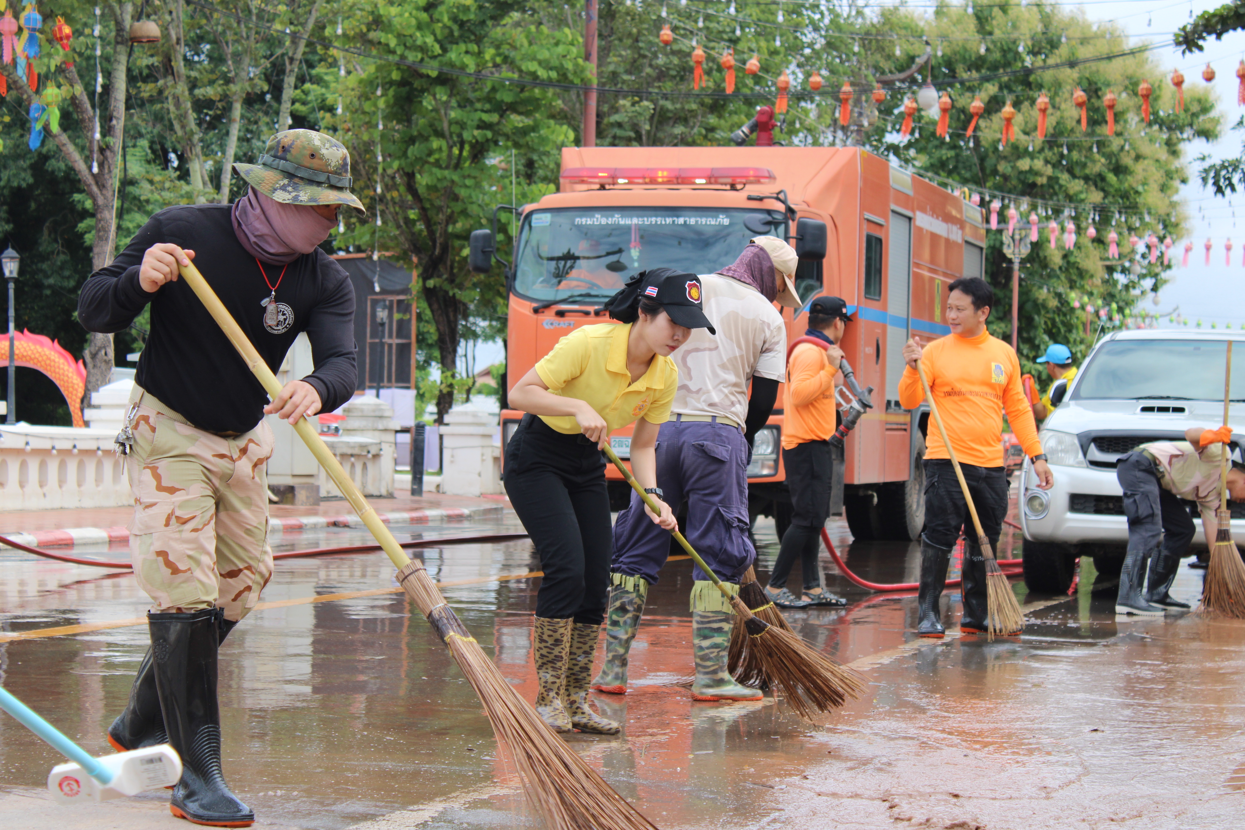 พช.น่าน ร่วมกิจกรรม “Big Cleaning Day” ฟื้นฟูเมืองน่านหลังน้ำลด โดยการสนับสนุนจากมูลนิธิอาสาเพื่อนพึ่ง (ภาฯ) ยามยาก สภากาชาดไทย