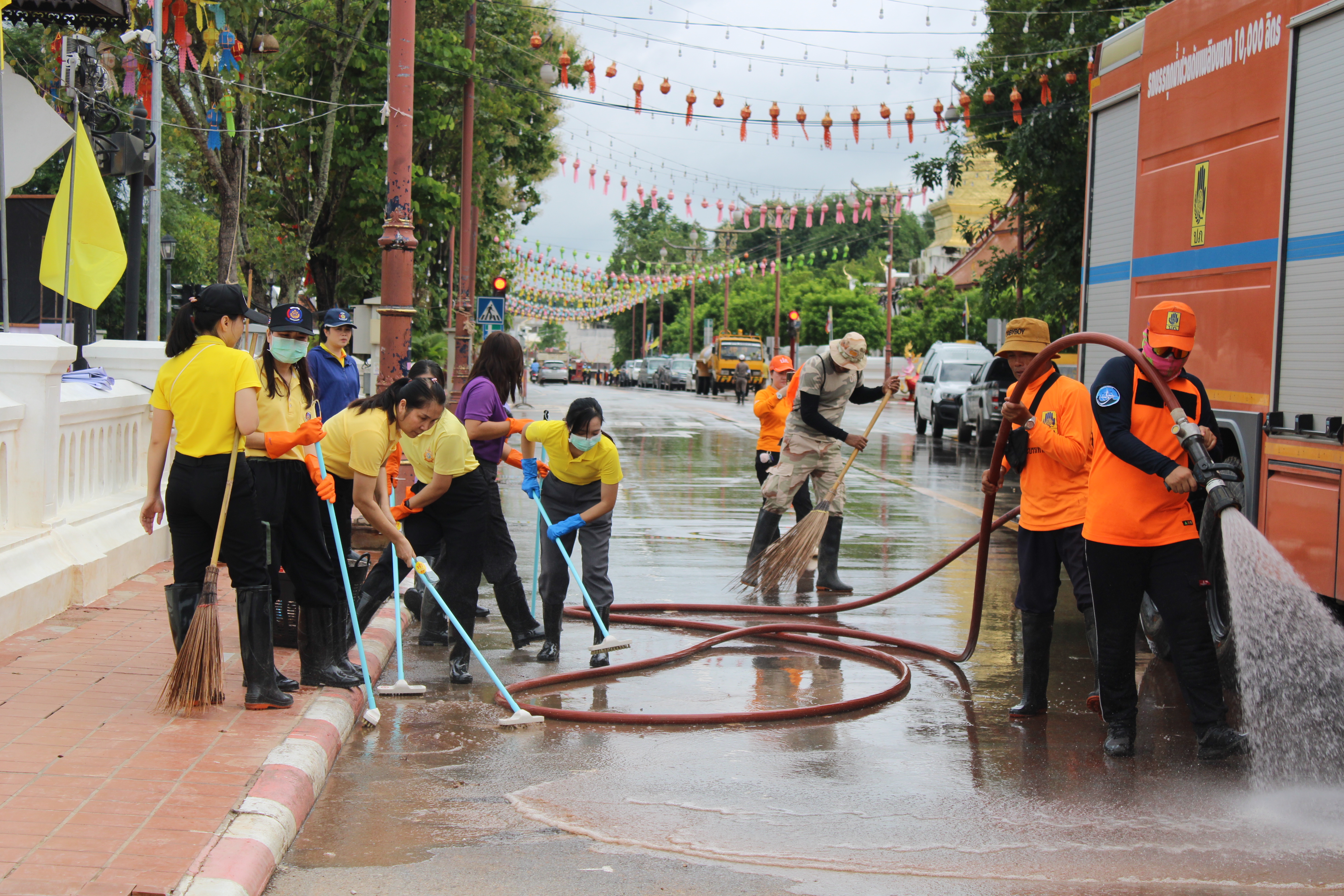 พช.น่าน ร่วมกิจกรรม “Big Cleaning Day” ฟื้นฟูเมืองน่านหลังน้ำลด โดยการสนับสนุนจากมูลนิธิอาสาเพื่อนพึ่ง (ภาฯ) ยามยาก สภากาชาดไทย