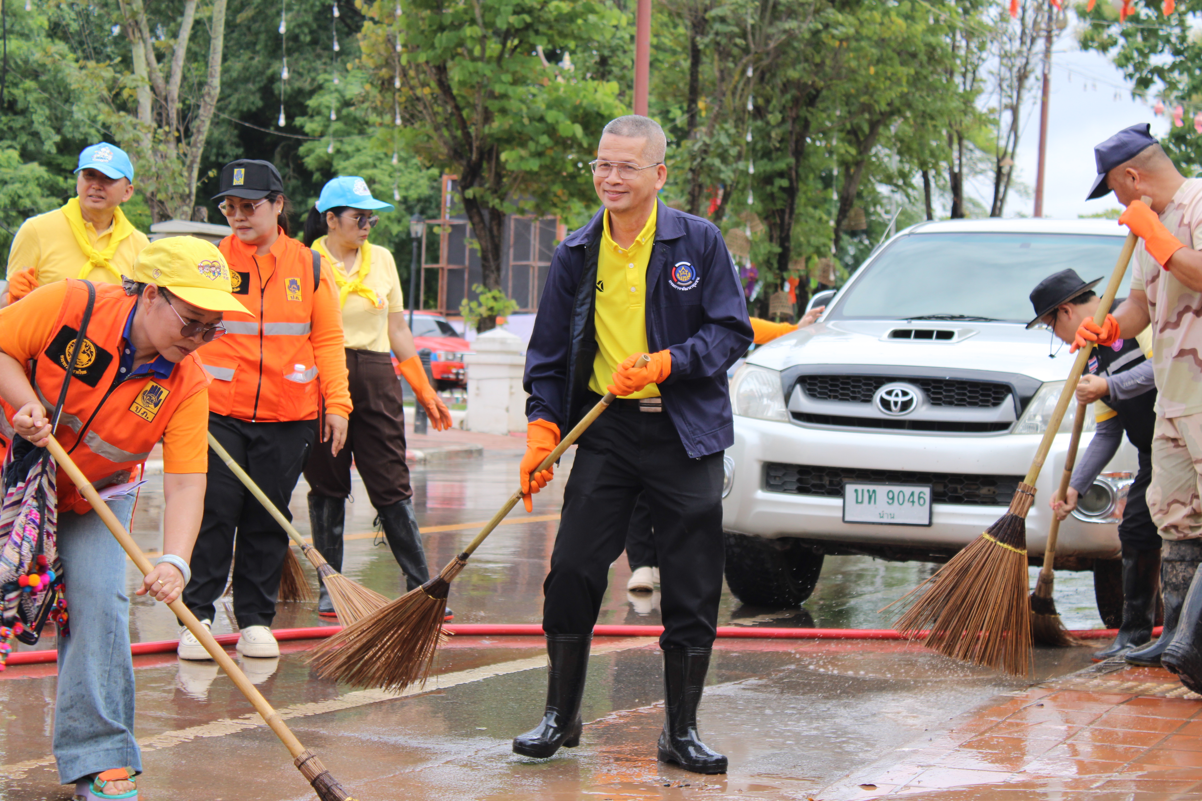 พช.น่าน ร่วมกิจกรรม “Big Cleaning Day” ฟื้นฟูเมืองน่านหลังน้ำลด โดยการสนับสนุนจากมูลนิธิอาสาเพื่อนพึ่ง (ภาฯ) ยามยาก สภากาชาดไทย