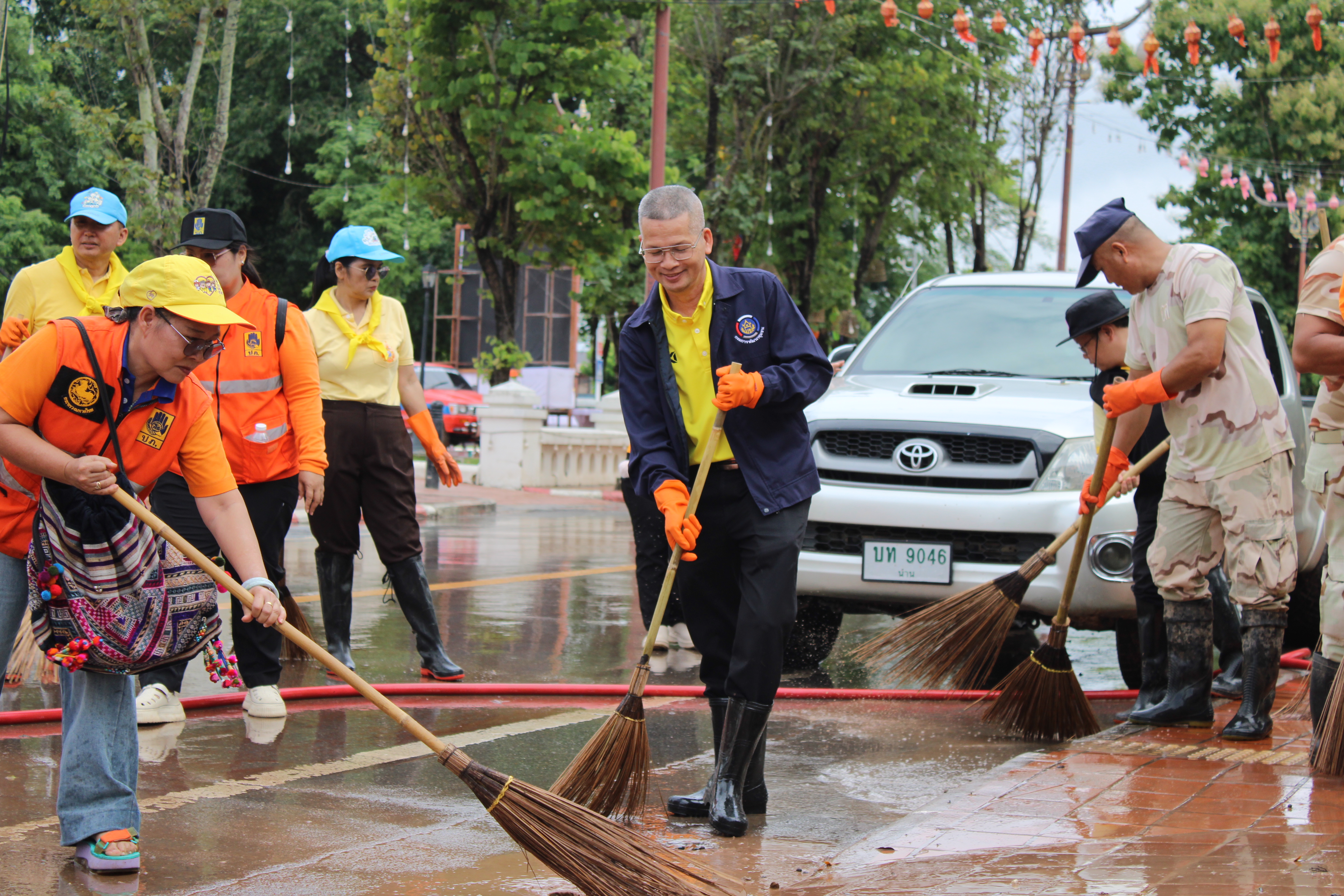 พช.น่าน ร่วมกิจกรรม “Big Cleaning Day” ฟื้นฟูเมืองน่านหลังน้ำลด โดยการสนับสนุนจากมูลนิธิอาสาเพื่อนพึ่ง (ภาฯ) ยามยาก สภากาชาดไทย