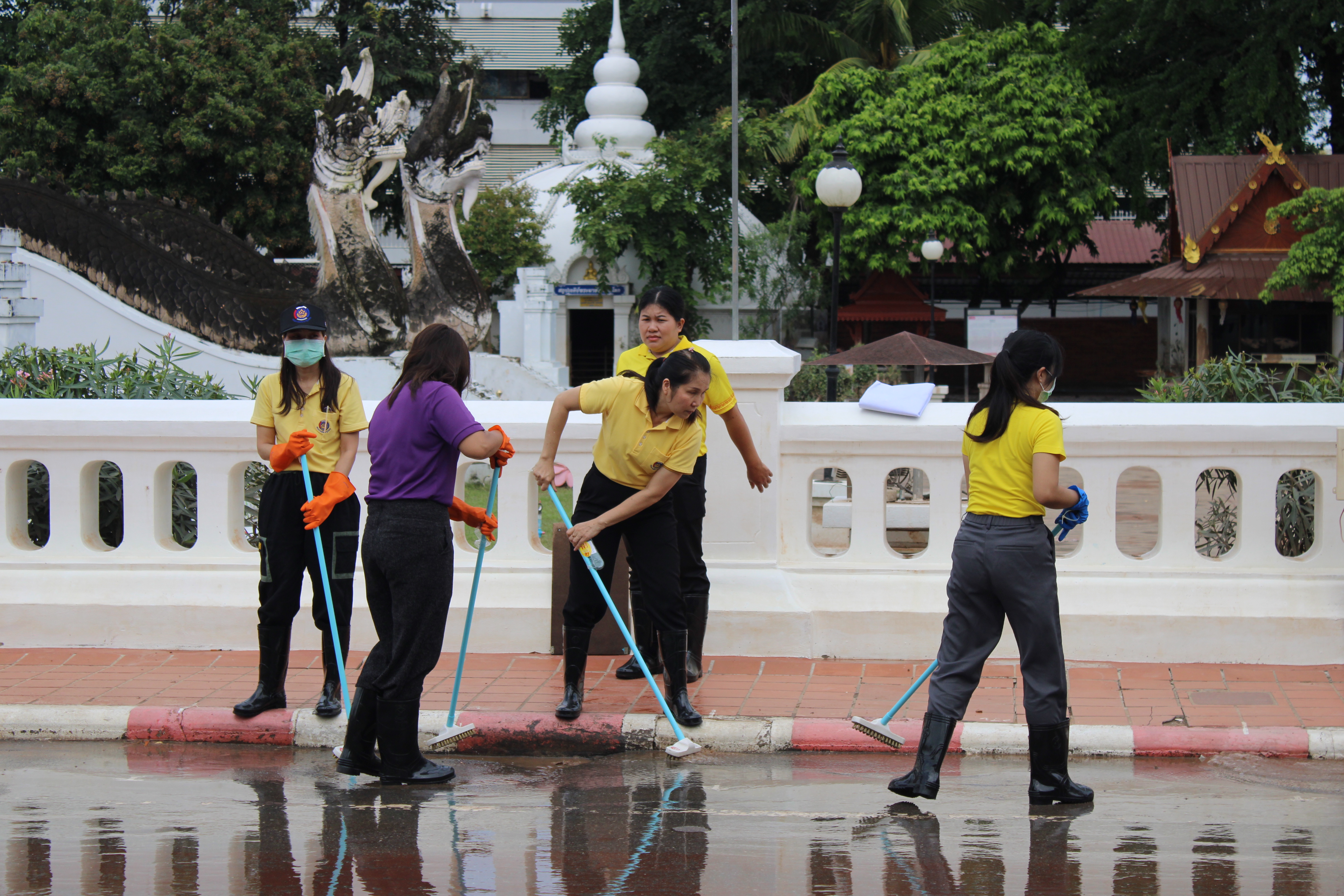 พช.น่าน ร่วมกิจกรรม “Big Cleaning Day” ฟื้นฟูเมืองน่านหลังน้ำลด โดยการสนับสนุนจากมูลนิธิอาสาเพื่อนพึ่ง (ภาฯ) ยามยาก สภากาชาดไทย